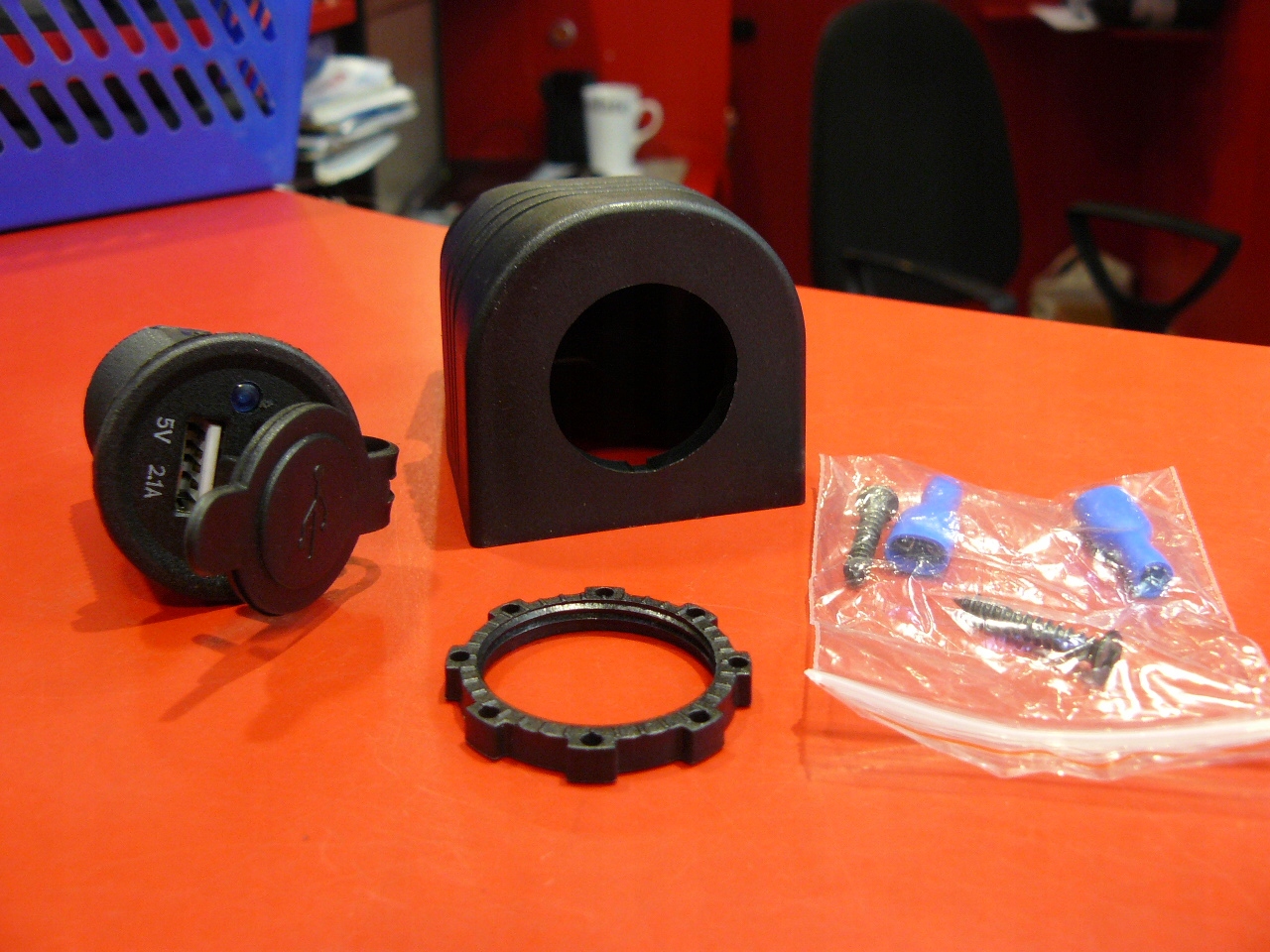 GNIAZDO USB x2 ŁADOWARKA DIODA 12/24V 2x2.1A HUGO Producent Carcommerce