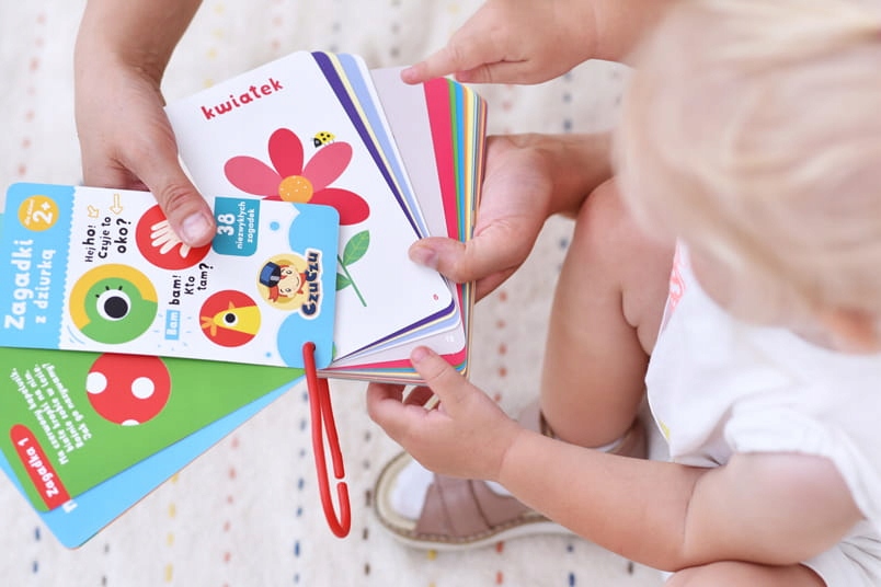 ZAGADKI Z DZIURKĄ CZUCZU DLA DZIECI 2+ CZU CZU Gatunek Łamigłówki, zagadki i gry