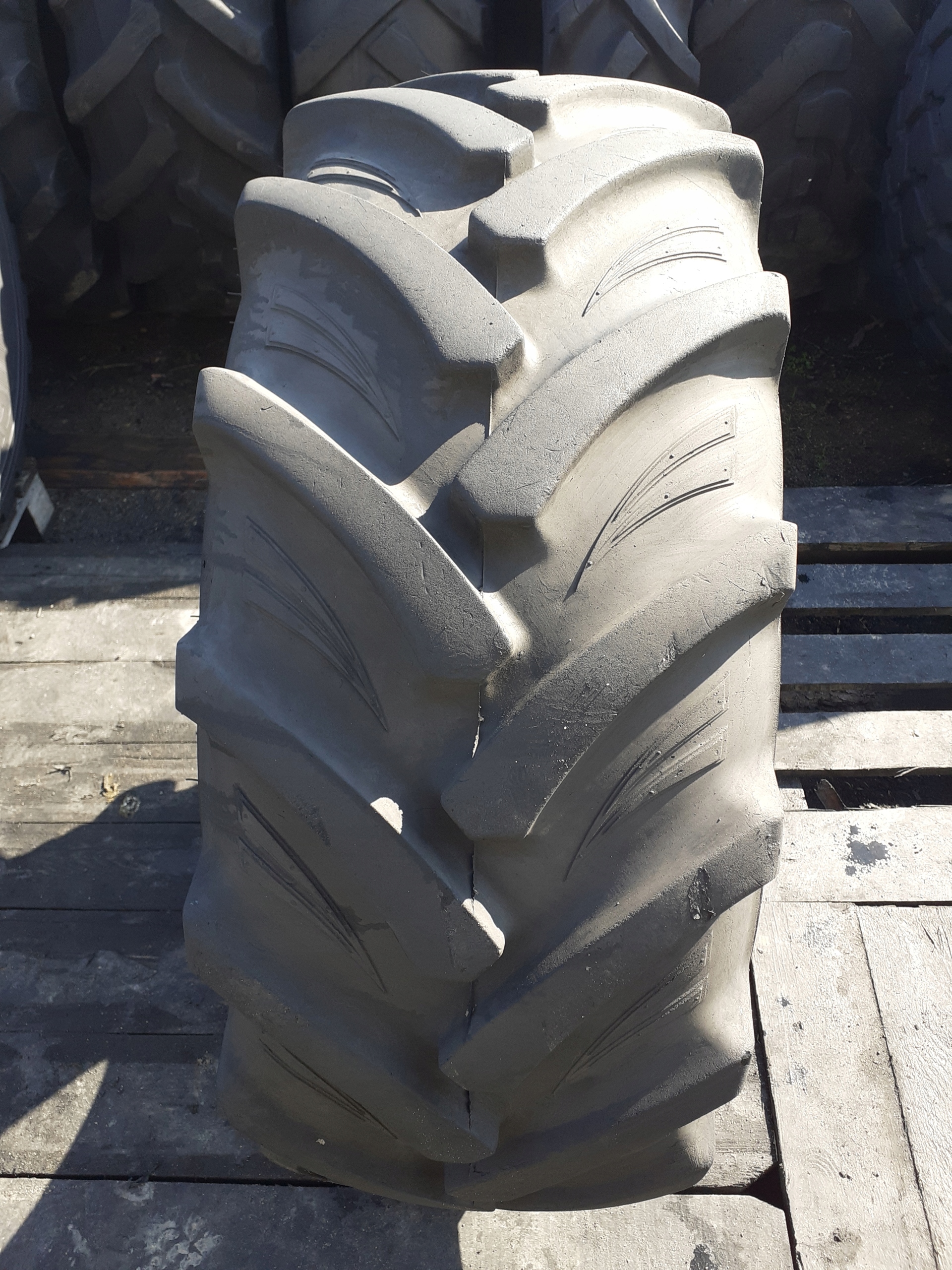 365/70R18 BKT Multimax MP513 opona