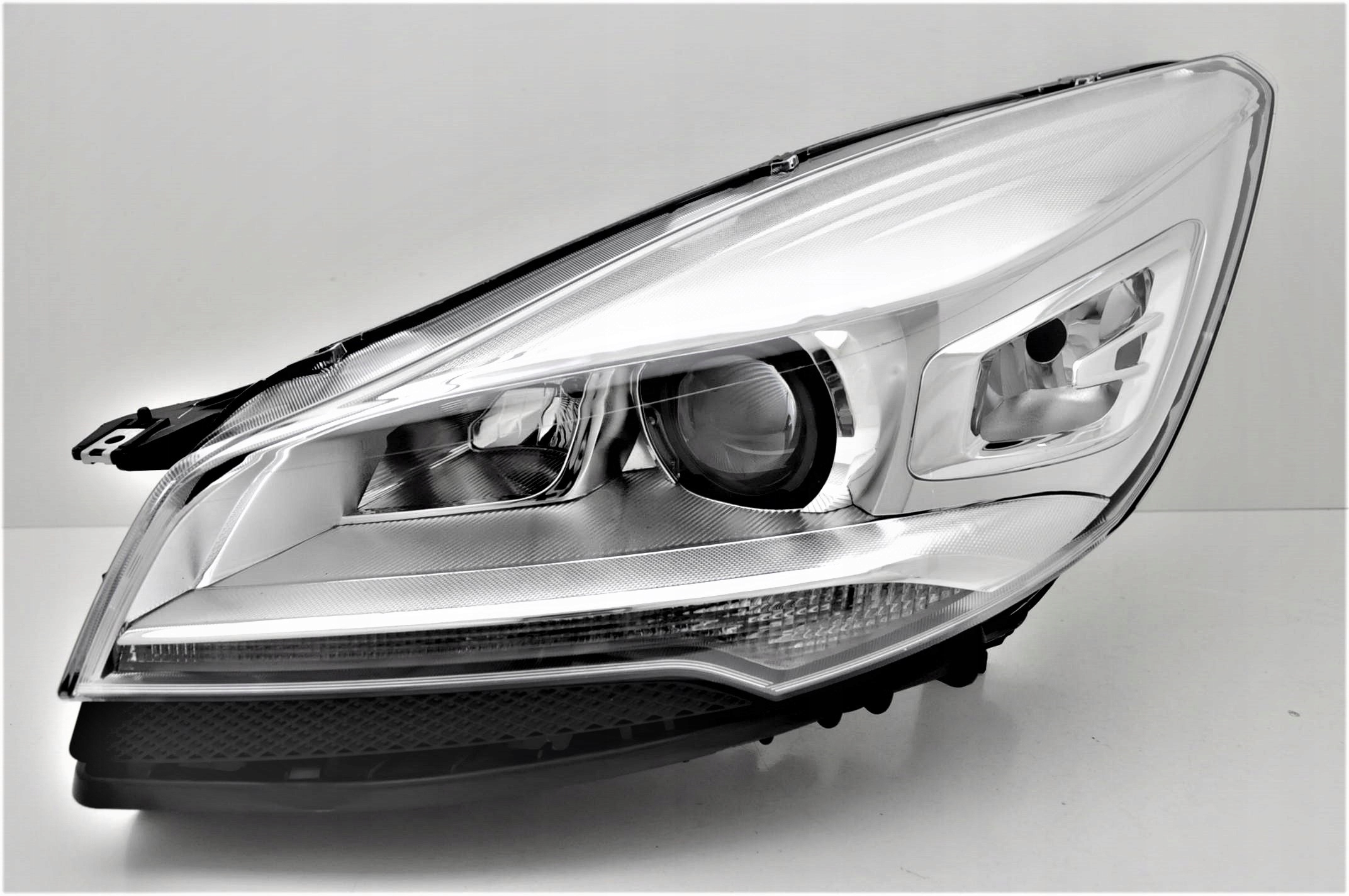 FORD KUGA OD 2013- REFLEKTORY KOMPLET XENON NOWE Jakość części (zgodnie z GVO) P - zamiennik o jakości porównywalnej do oryginału