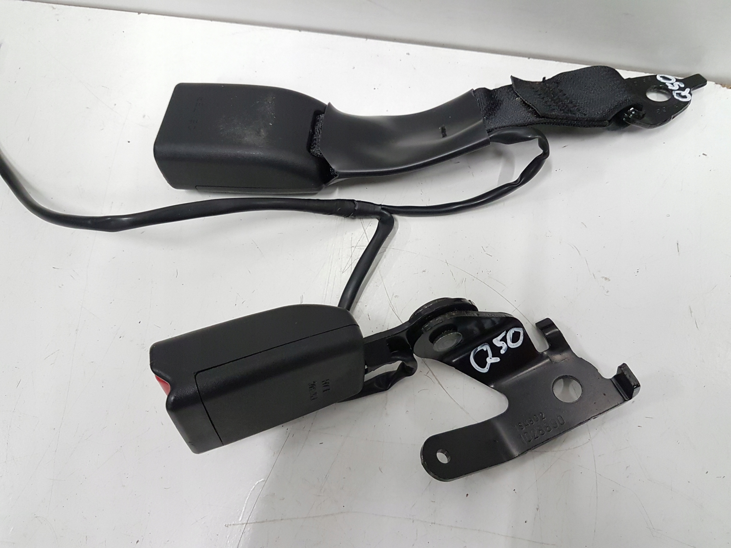 ZAPIĘCIE ZAPINKA PASA LEWY TYŁ INFINITI Q50 13-18 Producent części Infiniti OE