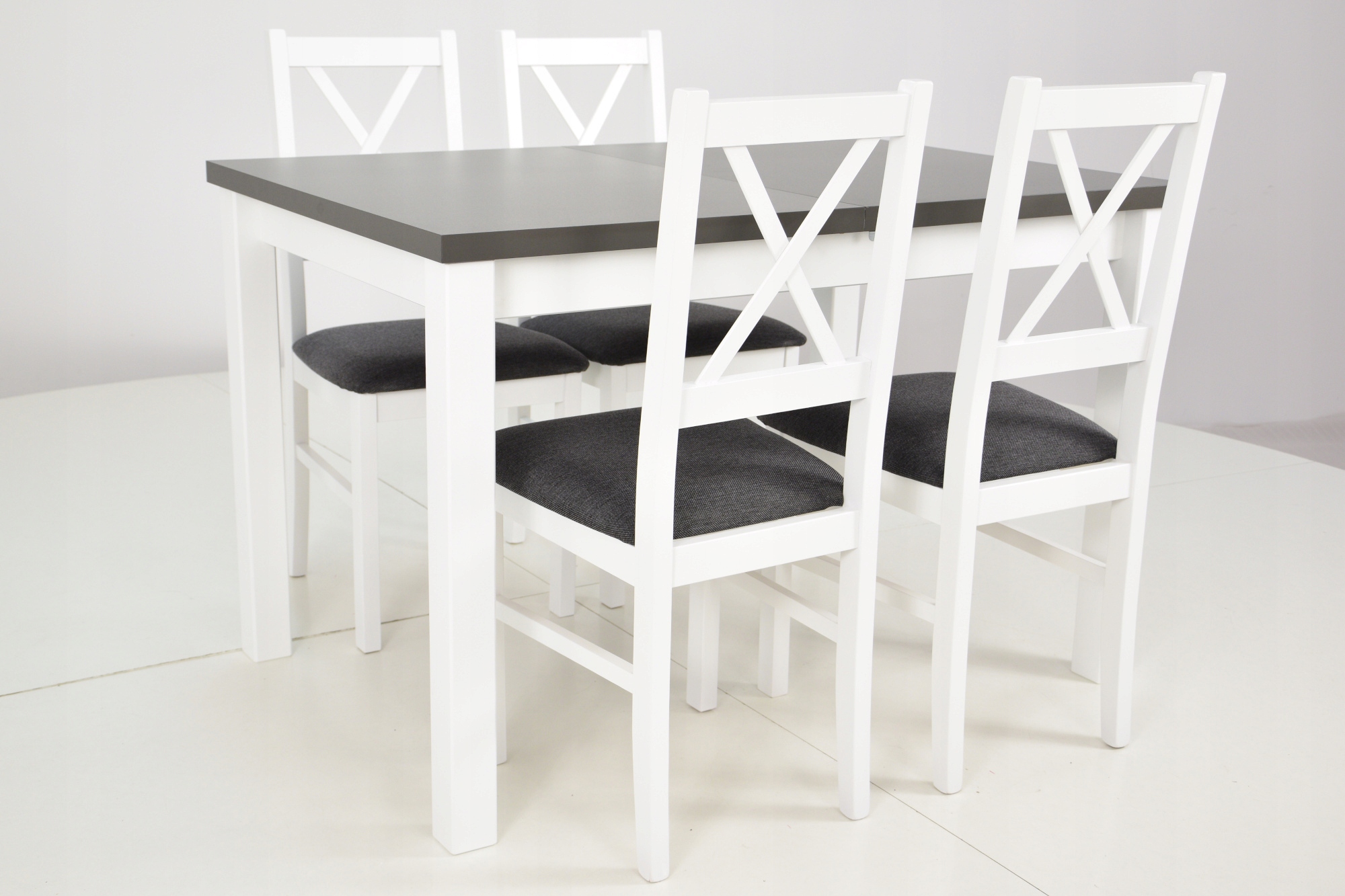 Stół rozkładany kuchenny i 4 krzesła DREWNIANE Maksymalna długość rozłożonego stołu 150 cm