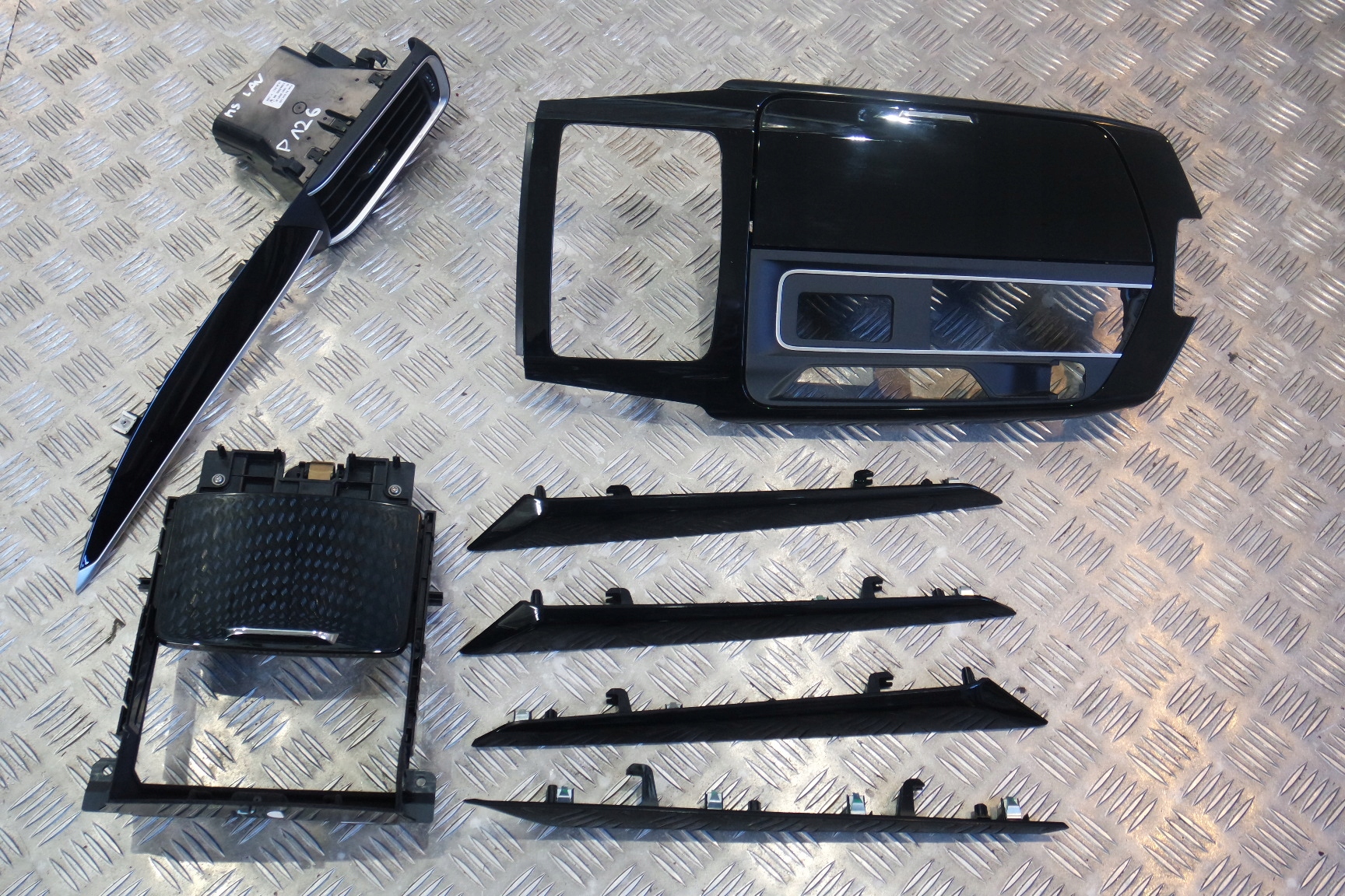 LISTWY OZDOBNE WEWNETRZNE MASERATI LEVANTE 126 185