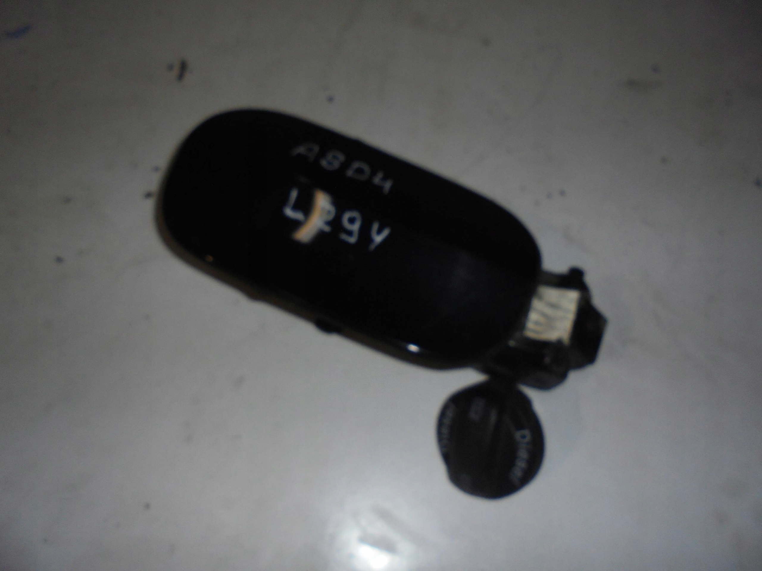 ЛЮЧОК ЗАЛИВА ТОПЛИВА AUDI A8 D4 Lz9y