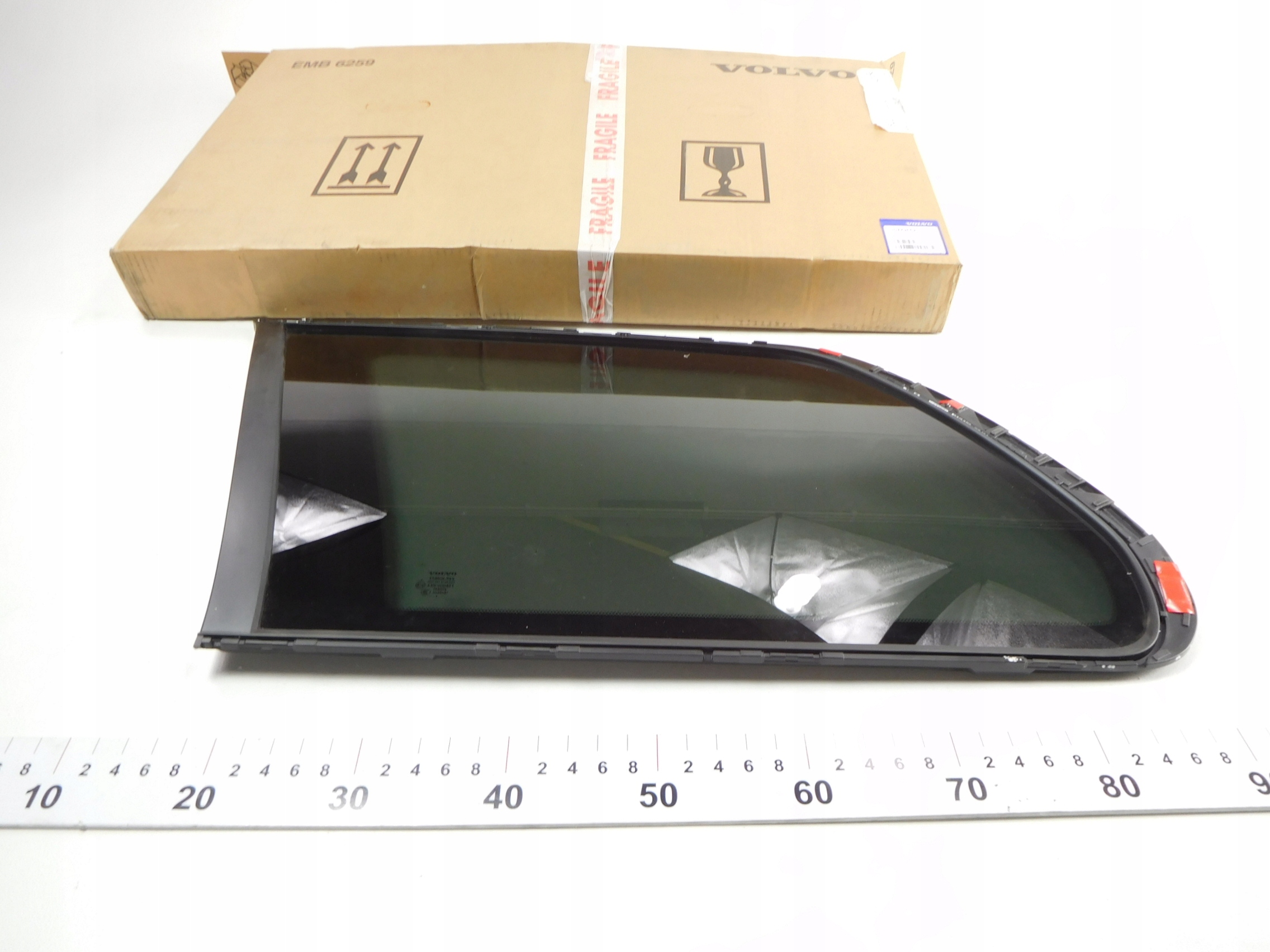 Стекло левое стандартное. затемнить VOLVO 30779652
