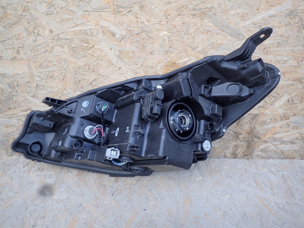 light right REFLEKTOR right TOYOTA YARIS 4 IV 17