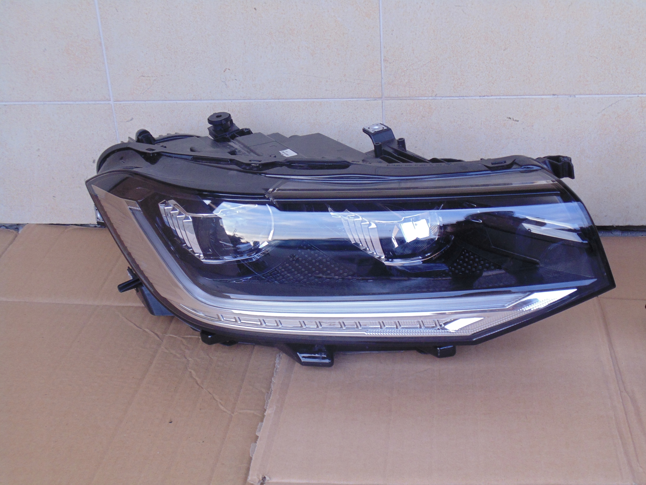 LAMPY KOMPLET LAMPA LEWA PRAWA FULL LED VW VOLKSWAGEN T-CROSS 2GM 2019 ROK Numer katalogowy części 2GM941035A 2GM941036A