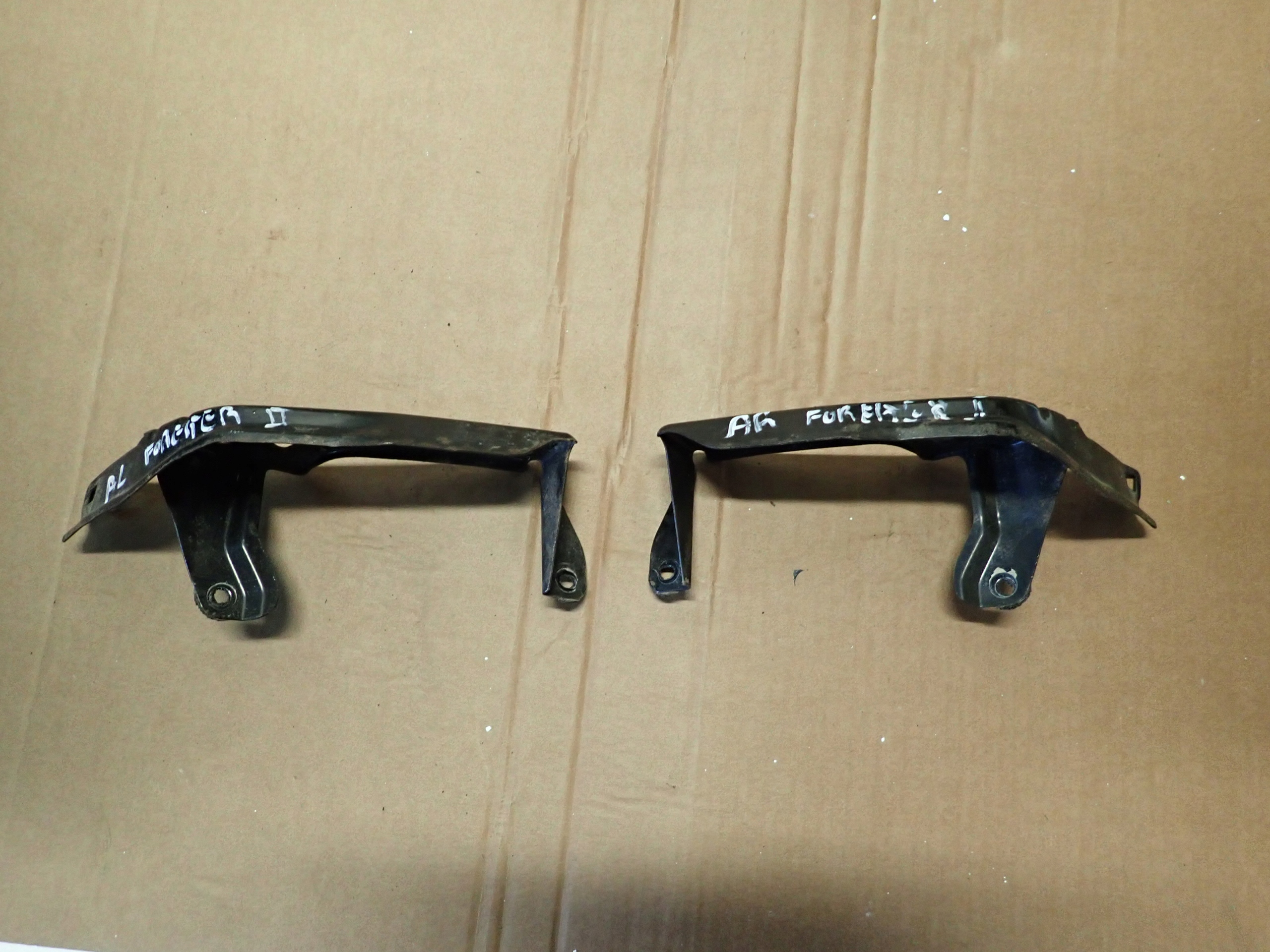 SUBARU FORESTER II 05- LISTWA POD LAMPĘ PRAWA