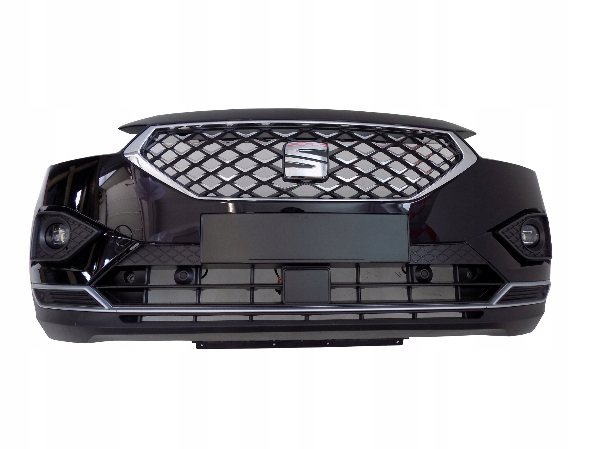 бампер передний решетка радиатора 6PDC версия под и камере LC9X seat TARRACO 2019+