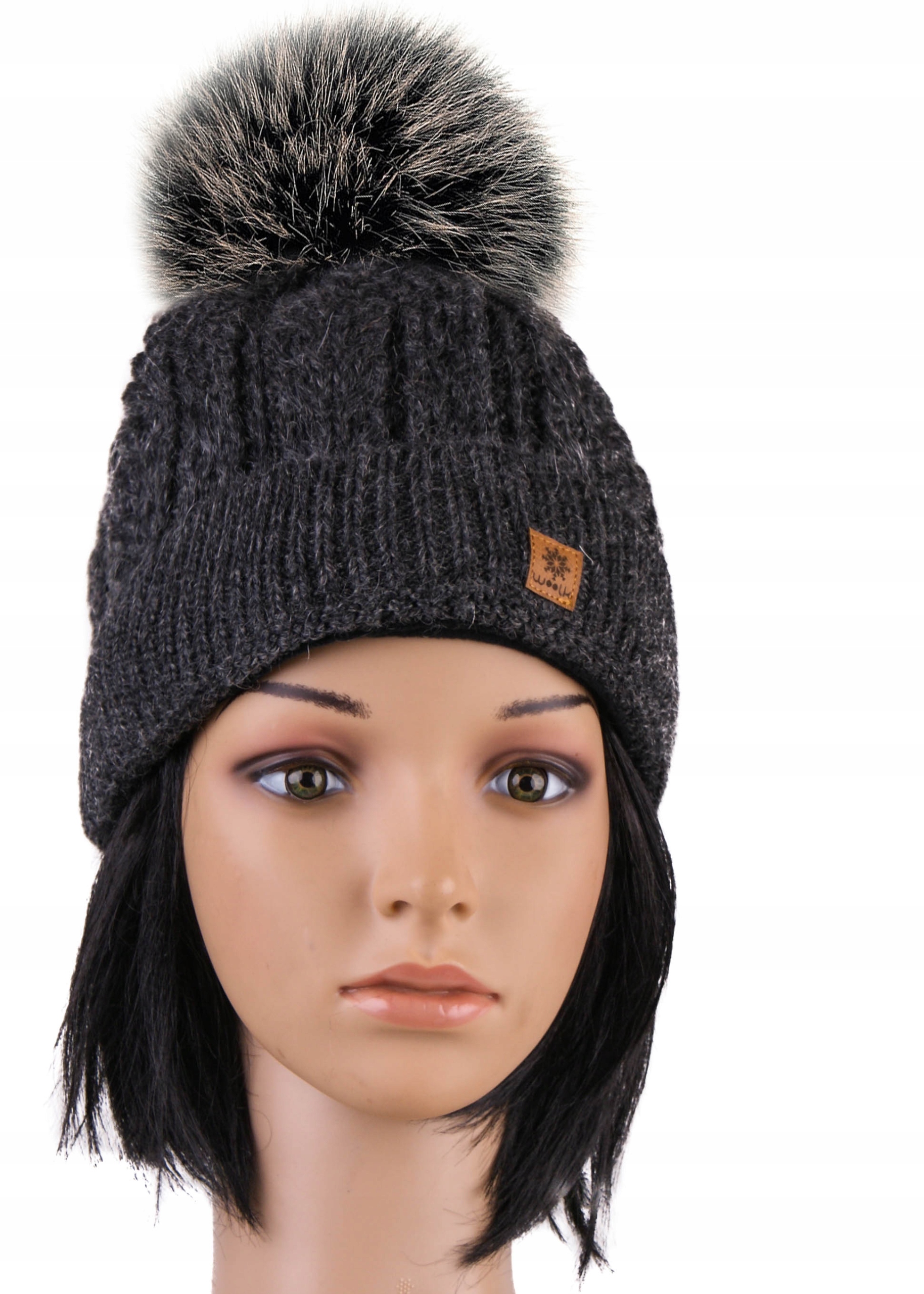 

Czapka Zimowa Ciemny Szary Woolk Atena Pompon