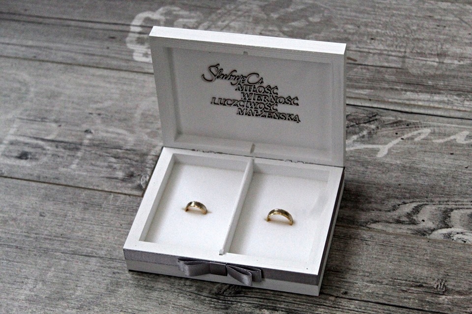 Pudełko na obrączki Różowe Róże z imionami i datą Marka inny