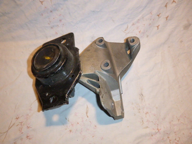 ŁAPA SILNIKA 11210JD500 NISSAN QASHQAI I 1.5 DCI