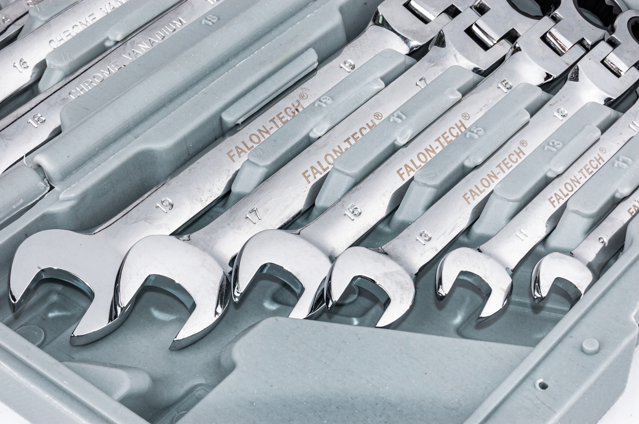 KLUCZE PLASKO OCZKOWE Z GRZECHOTKA LAMANE 8 19 12E Producent code KLUCZE NASADOWE NASADKI ZESTAW