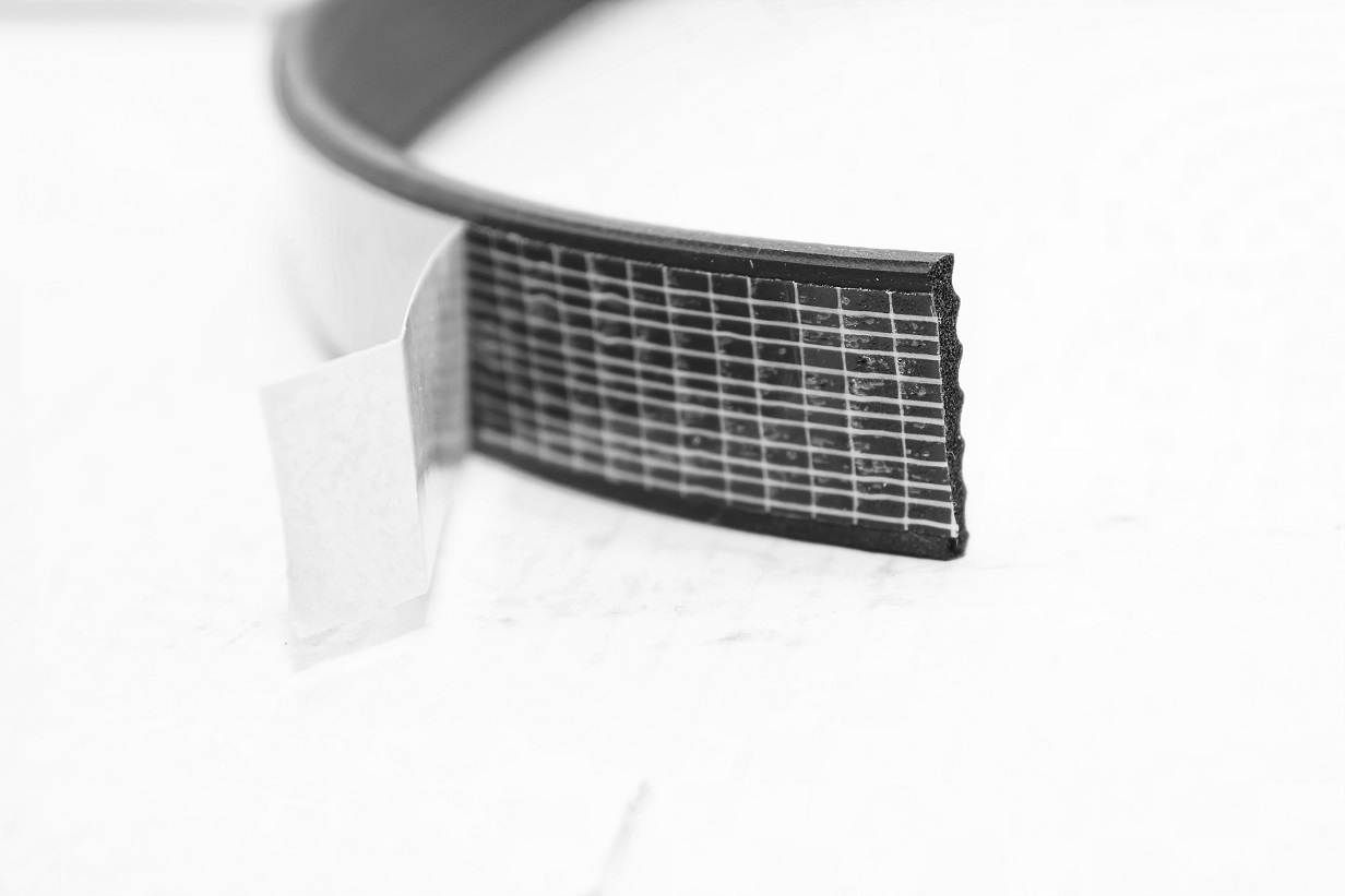 USZCZELKA Z KLEJEM SAMOPRZYLEPNA GUMOWA 20x4 mm Grubość 4 mm