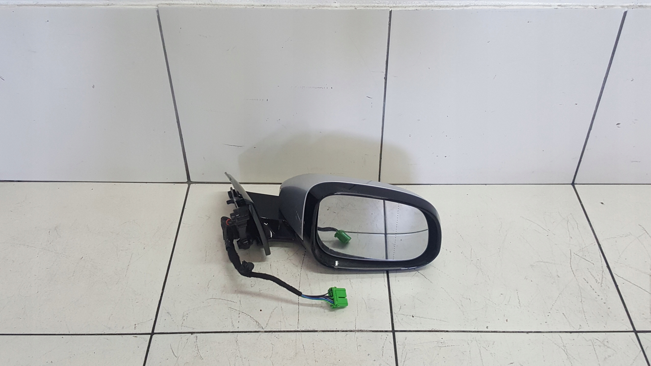 VOLVO V40 XC40 LUSTERKO ZEWNĘTRZNE PRAWE SREBRNE