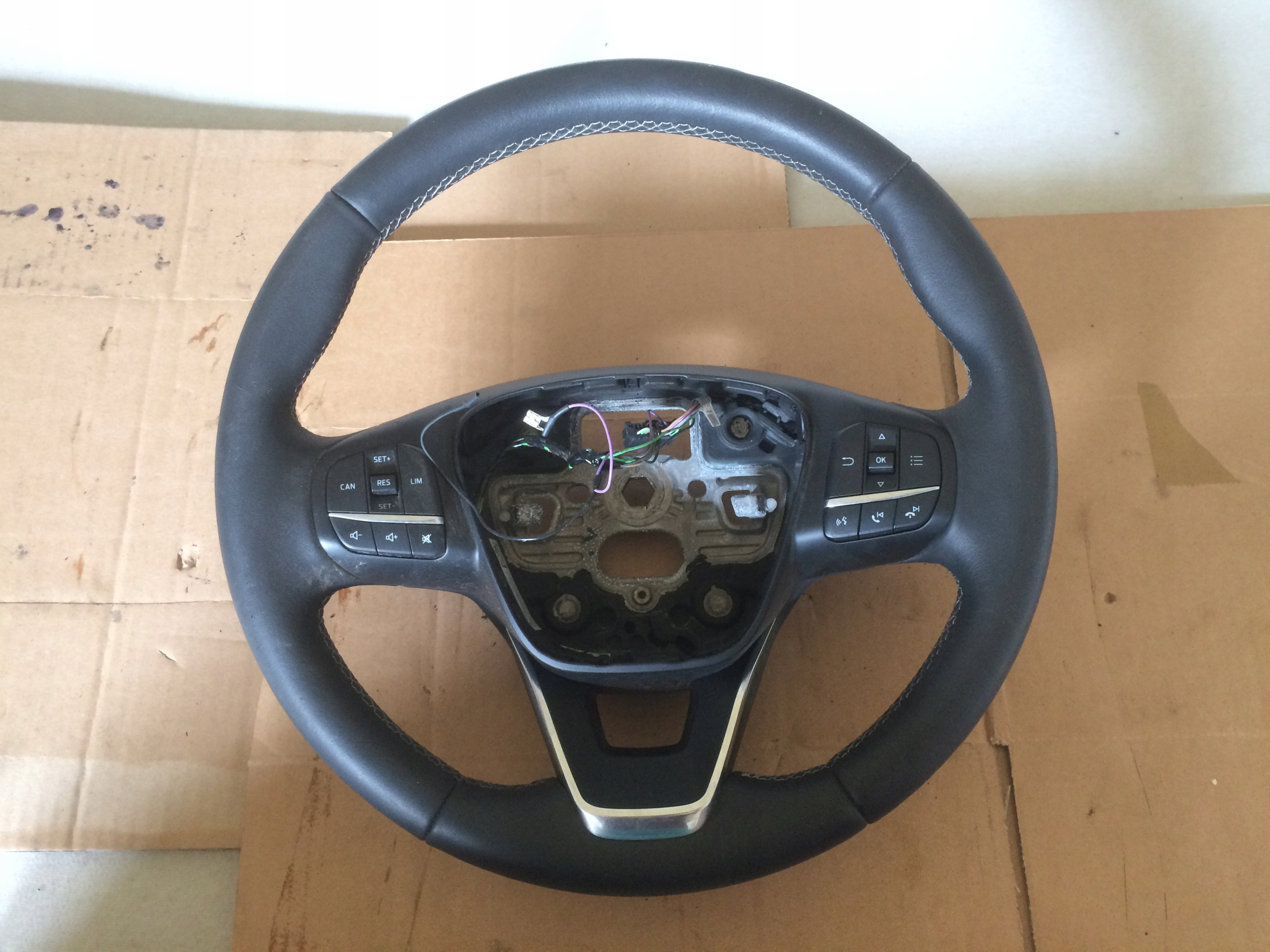 FORD FIESTA MK8 KIEROWNICA SKÓRA MULTIFUNKCYJNA