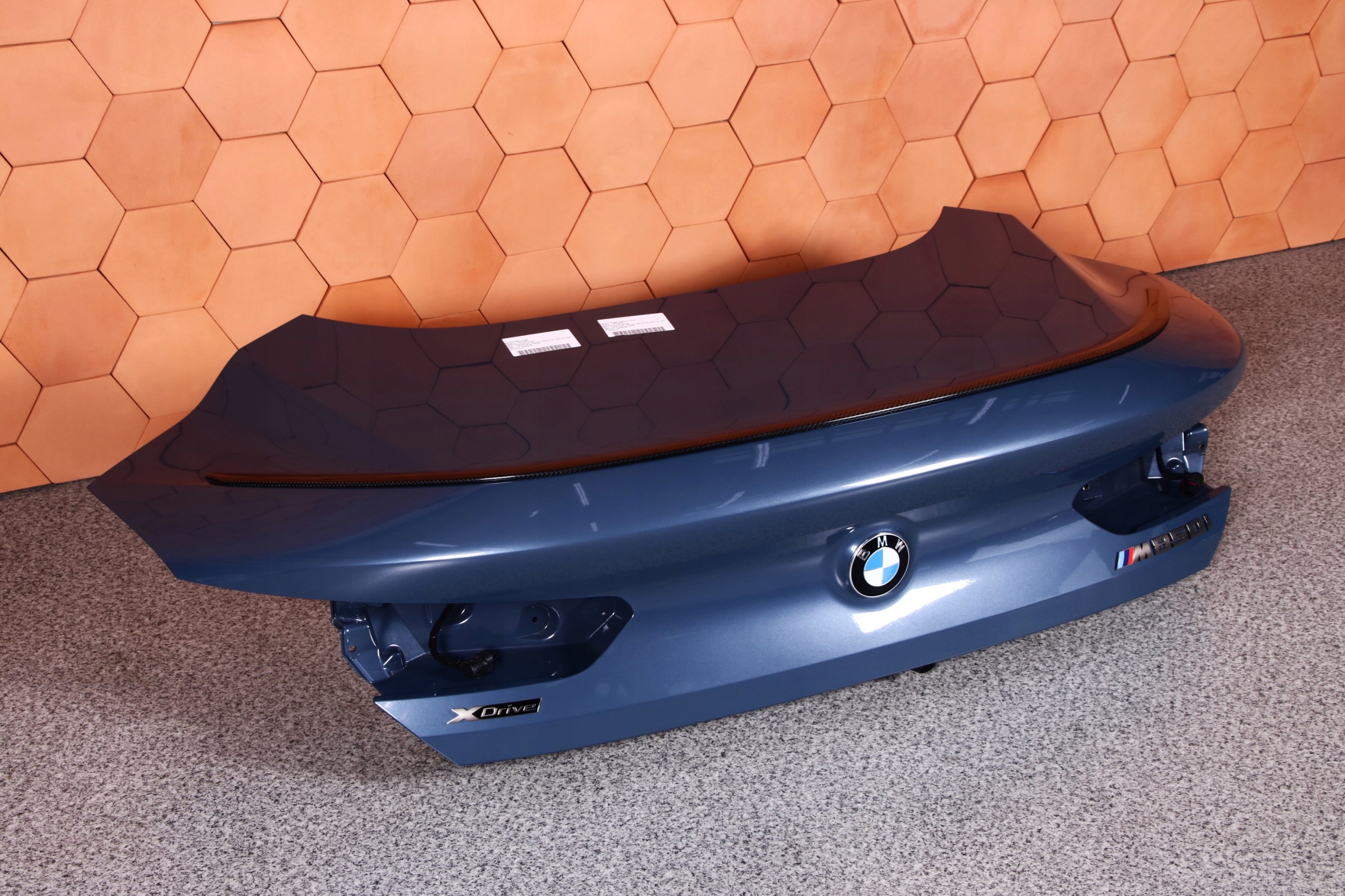 BMW 8 G15 850Xi KLAPA TYŁ SPOJLER CARBON KOLOR C38 Typ samochodu Samochody osobowe