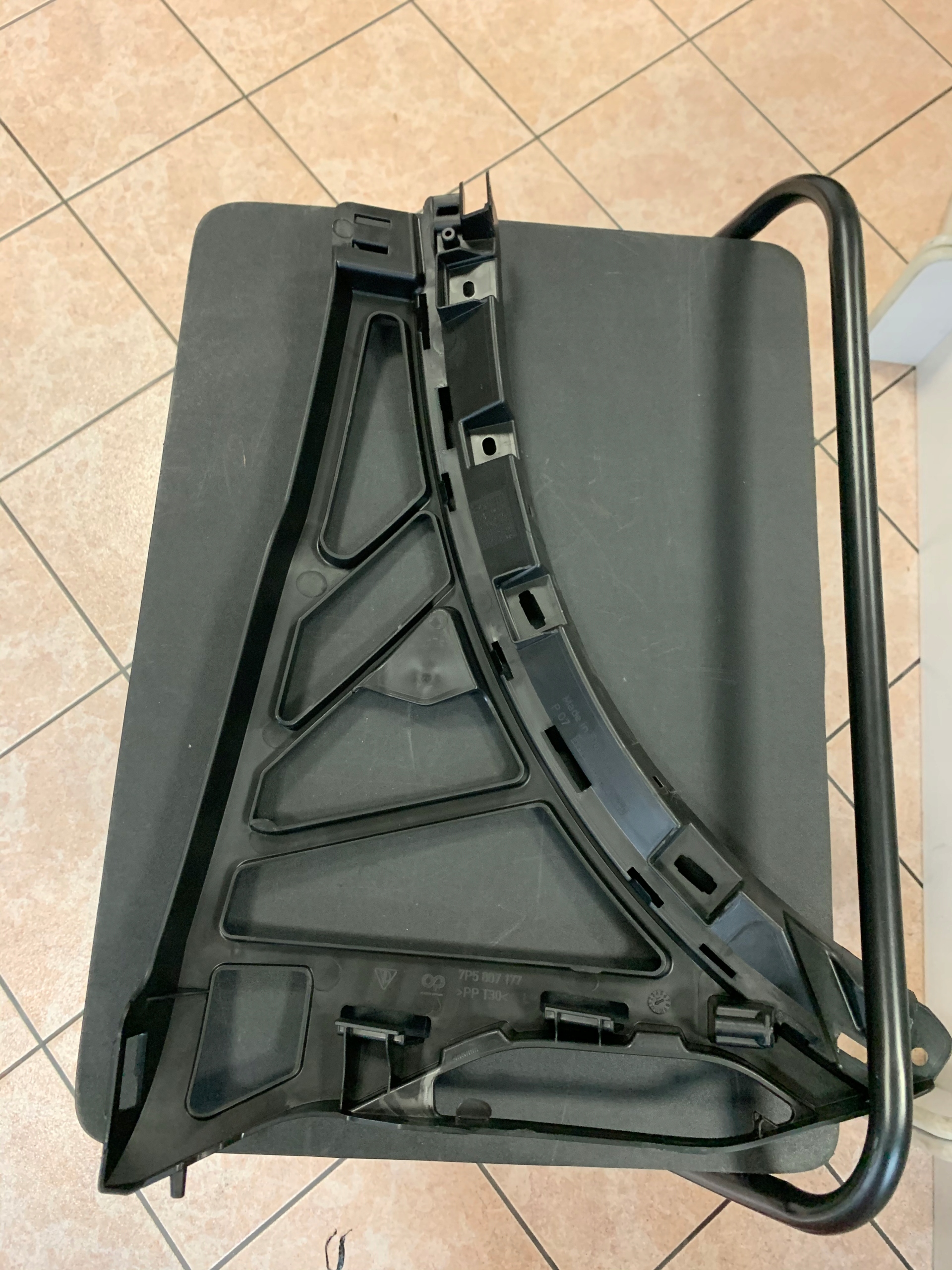 95850517700 - Крепление левого переднего бампера Cayenne