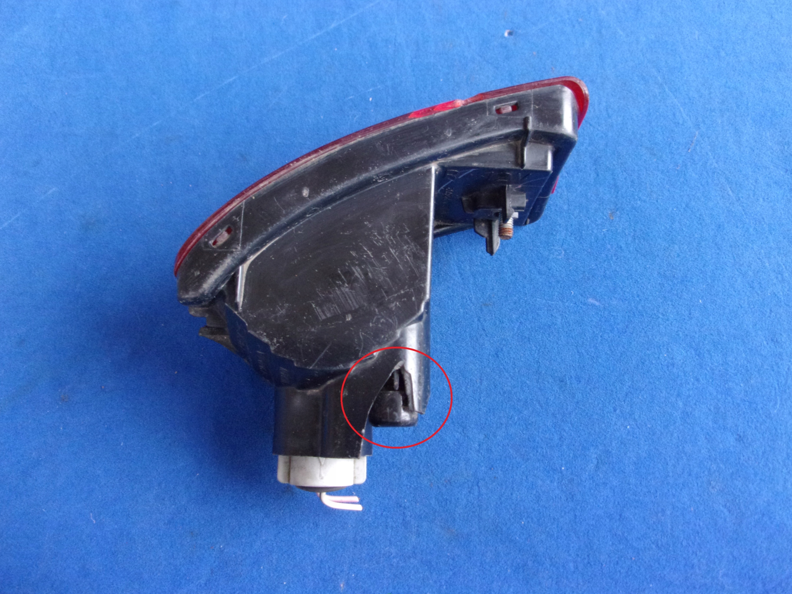 TOYOTA LAND CRUISER 120 LAMPA TYLNA PRZECIWMGIELNA Light Source Traditional halogen