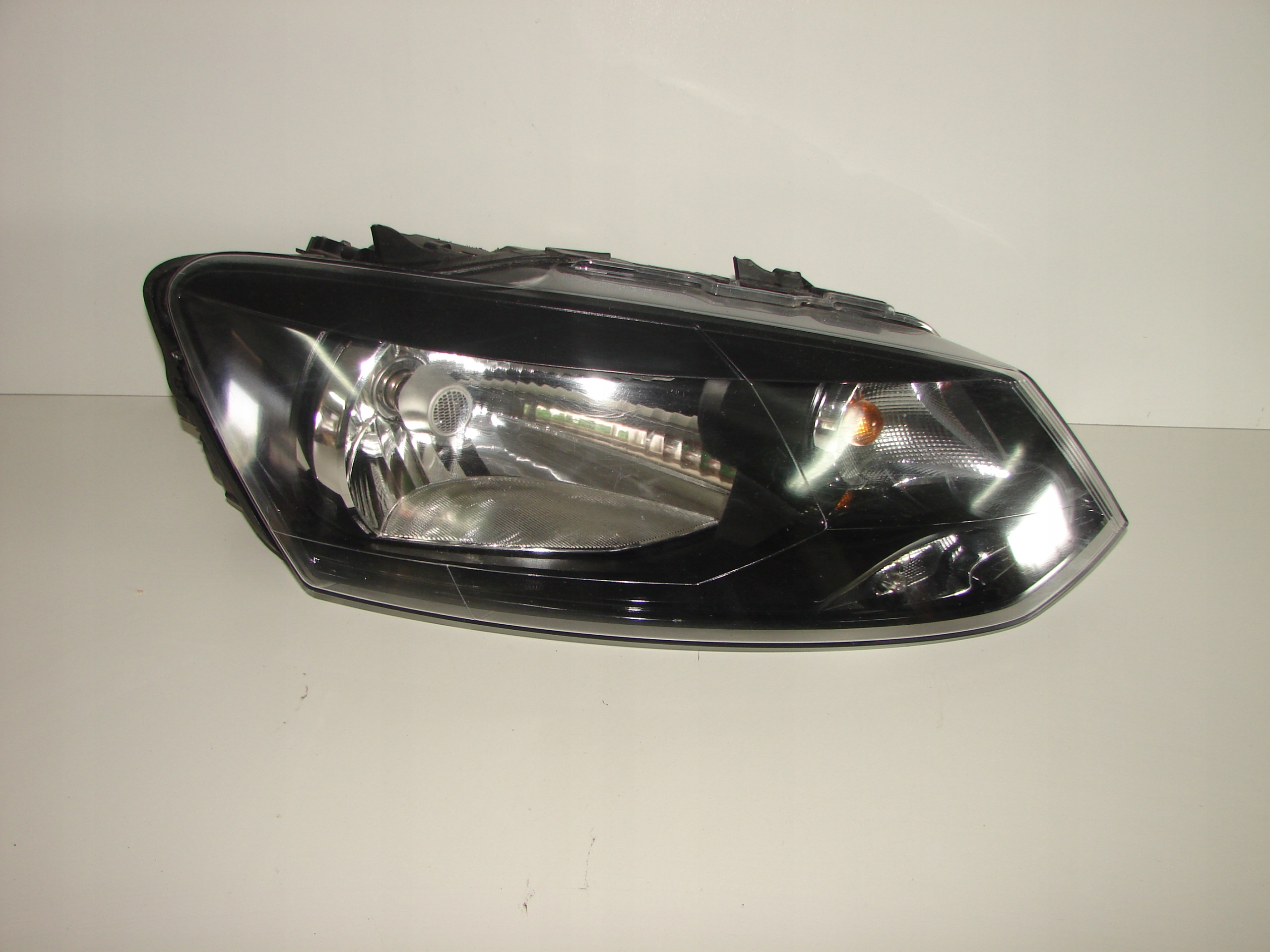 ФАРА ПЕРЕД ПРАВА VW POLOr 09-14 OE