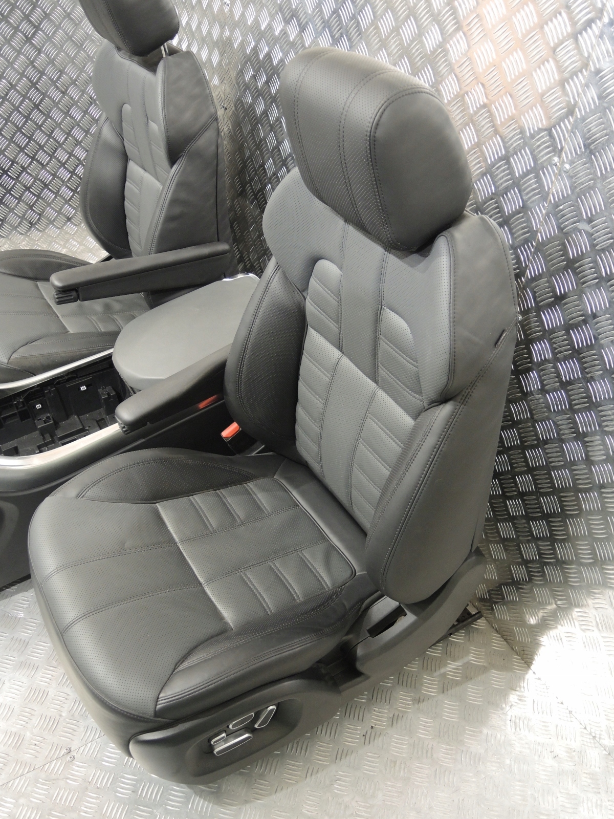 сиденья от range rover sport l494. сиденья рендж ровер спорт. сиденья рендж ровер спорт. сиденья range rover sport l494. кресла range rover sport l320.