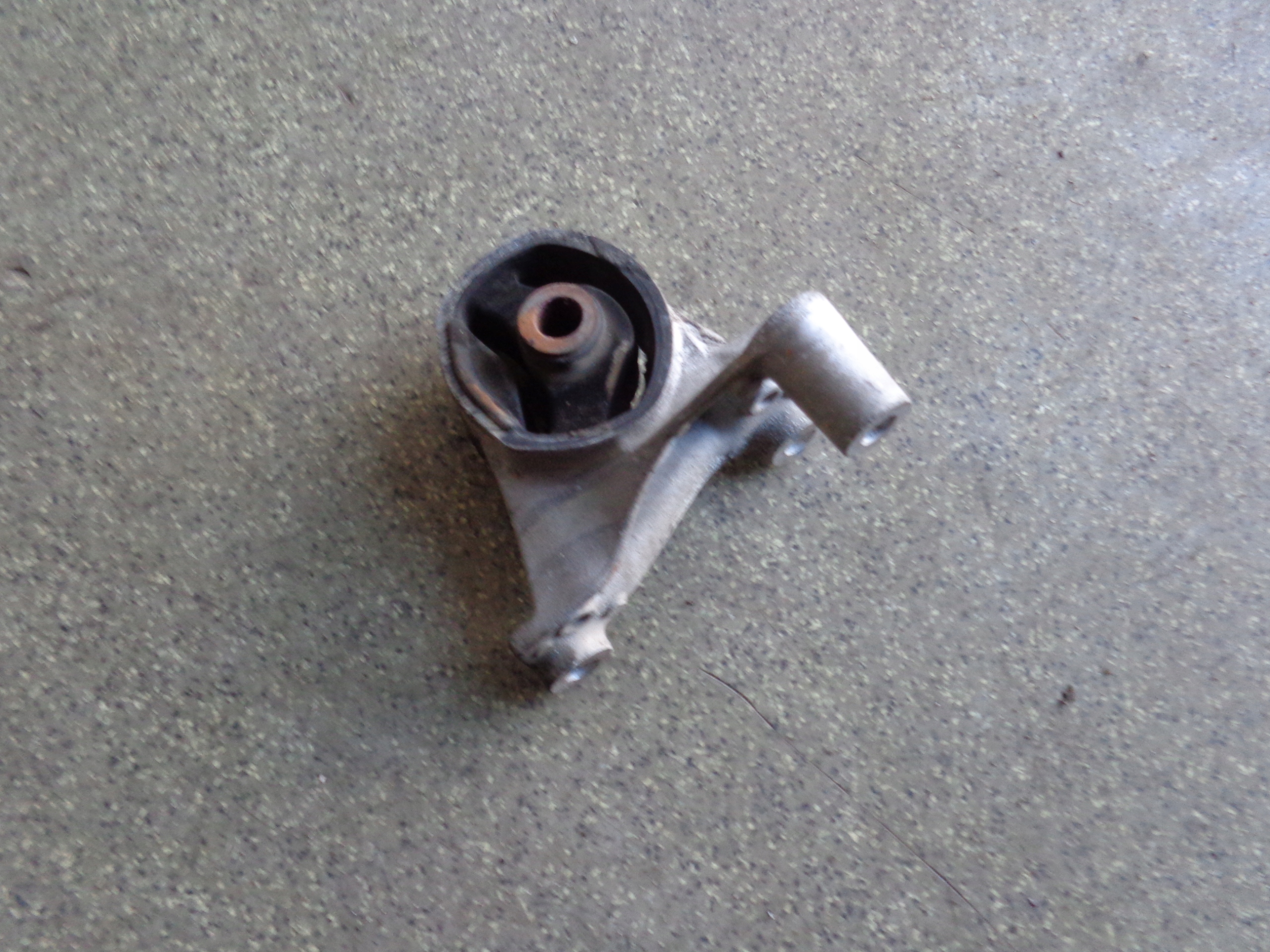 CIVIC VII 1.4 ПОДУШКА ЛАПА КРІПЛЕННЯ ДВИГУНА