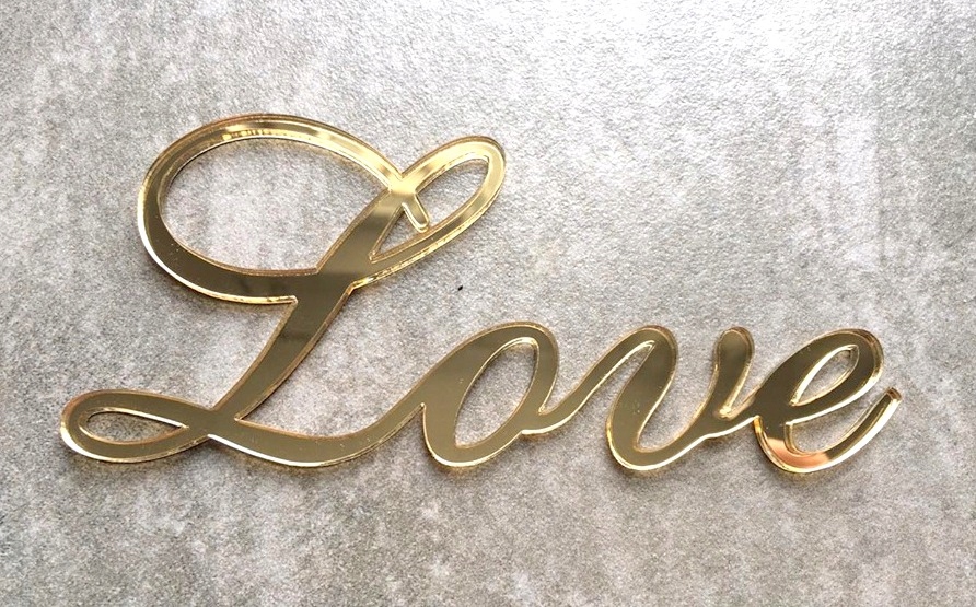 Napis LOVE duże złote lustrzane plexi Wysokość produktu 7 cm