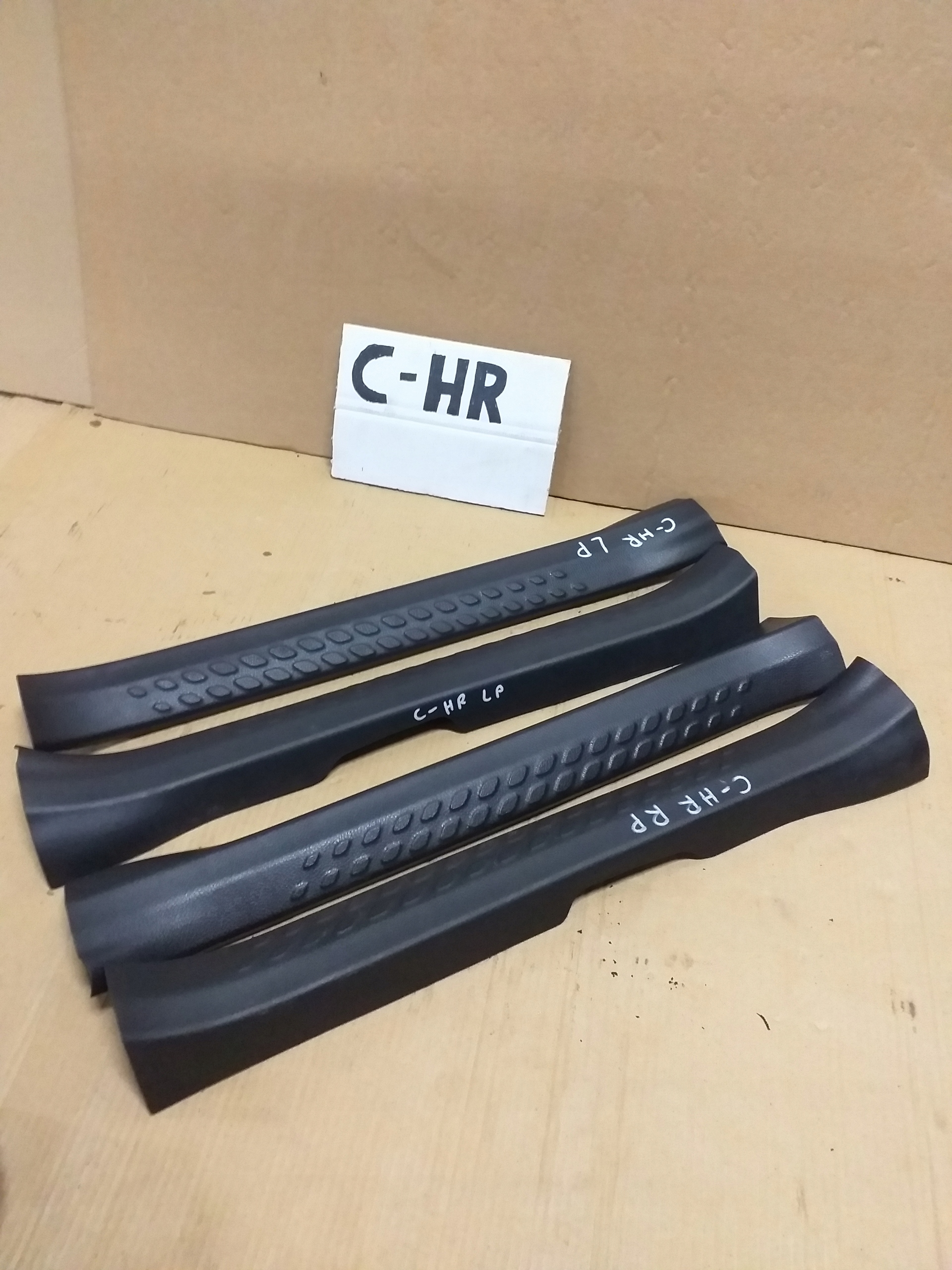 Toyota CHR C-HR osłona progu listwa nakładka przód