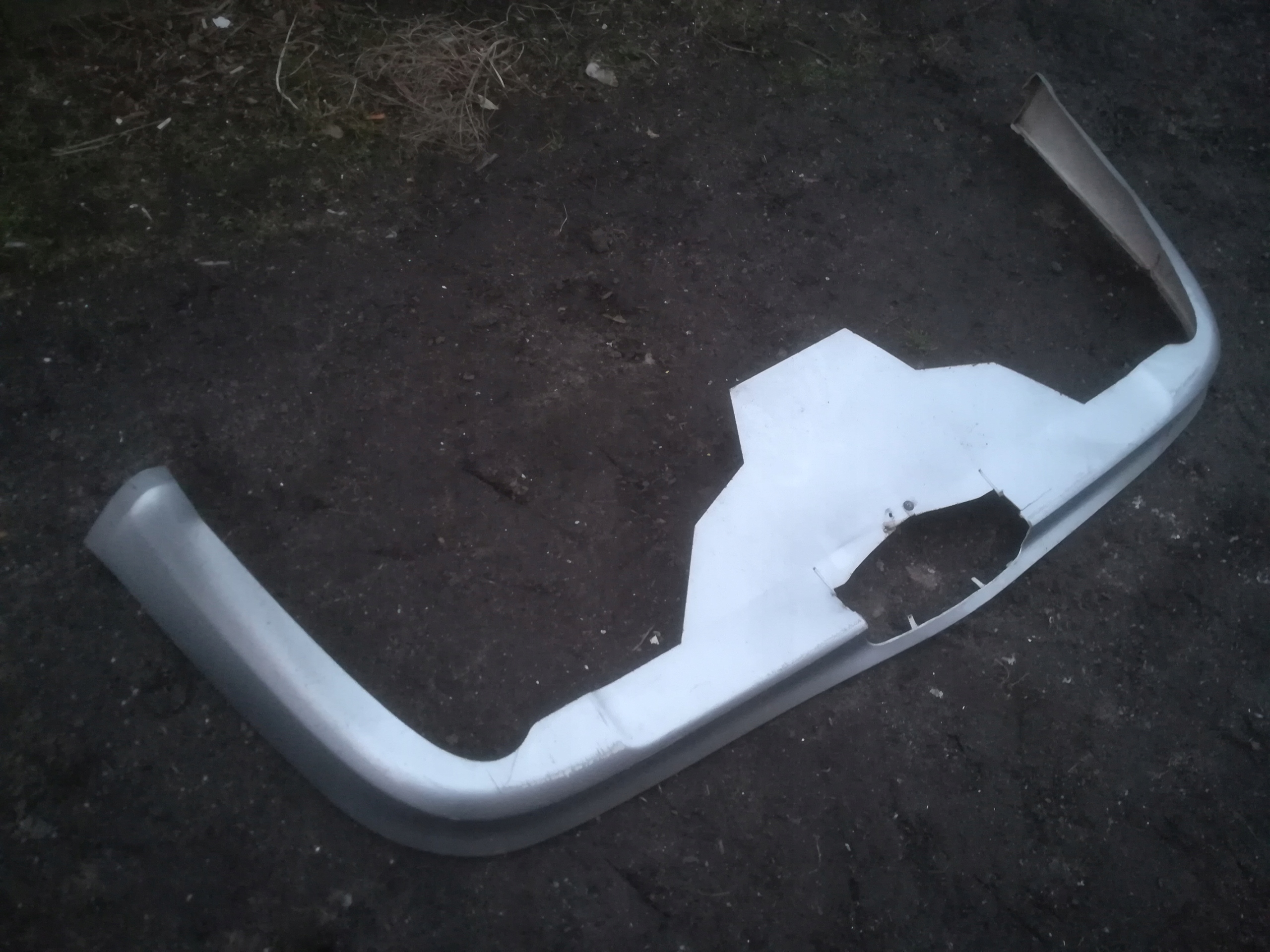 FORD MONDEO MK3 KOMBI GHIA DOKŁADKA ZDERZAKA TYŁ Kolor srebrny