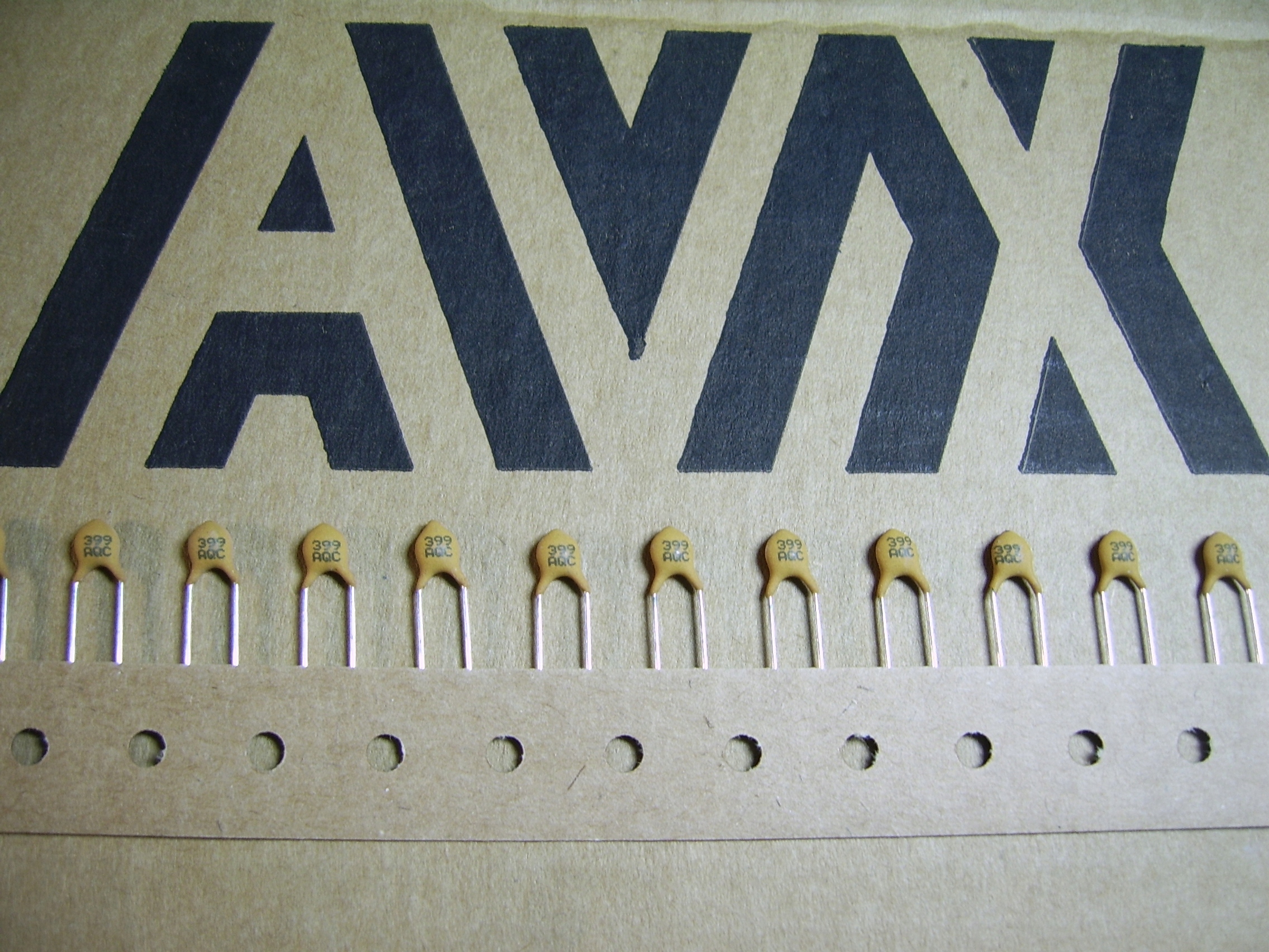 100x 3.9pF 500V +/-0.25pF NP0 kond. ceramiczny Tht