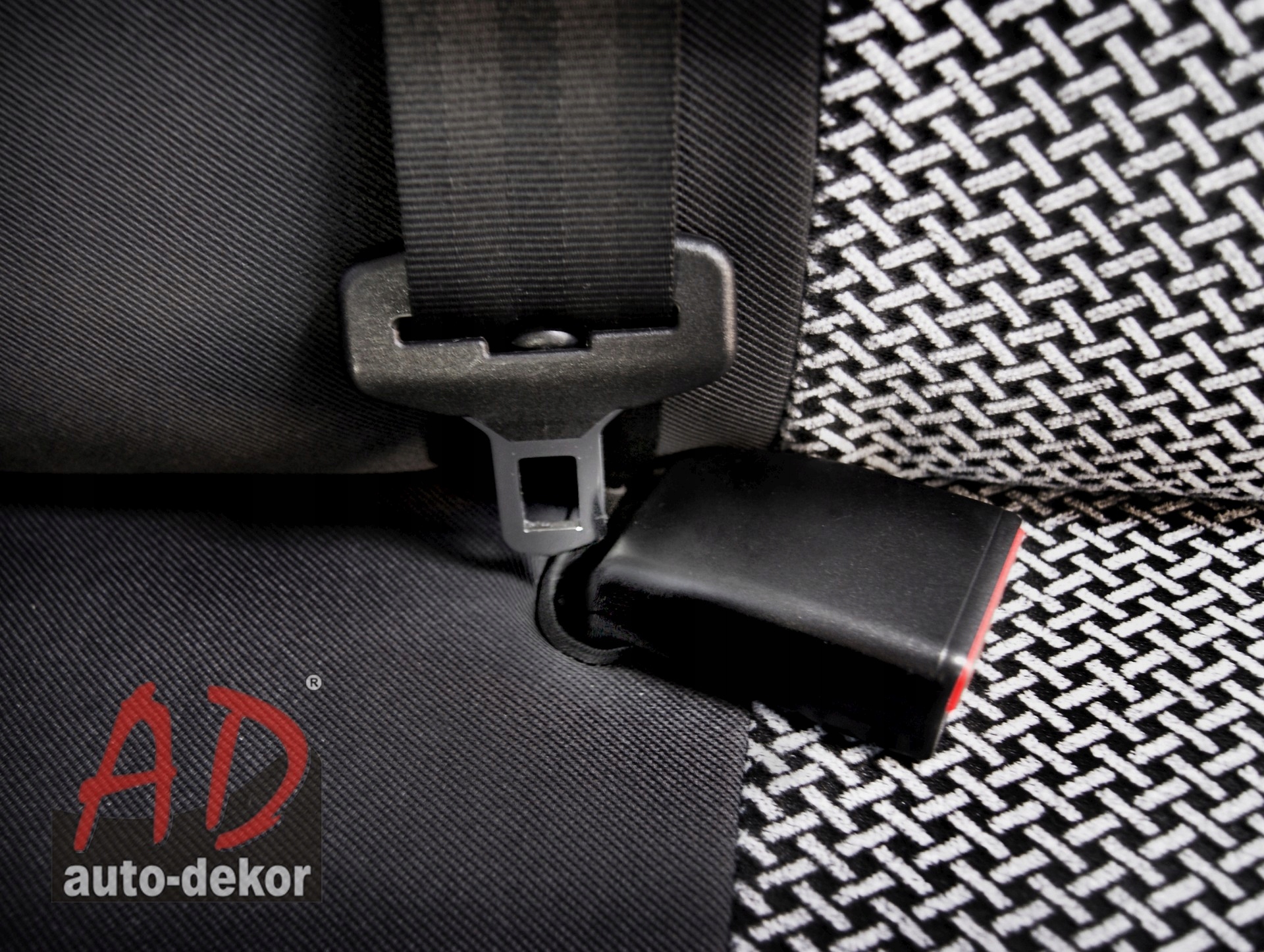 IVECO DAILY VI 2+1 OD 2014 TYPOWE POKROWCE SAMOCHODOWE STOLIK W OPARCIU Typ pokrowiec