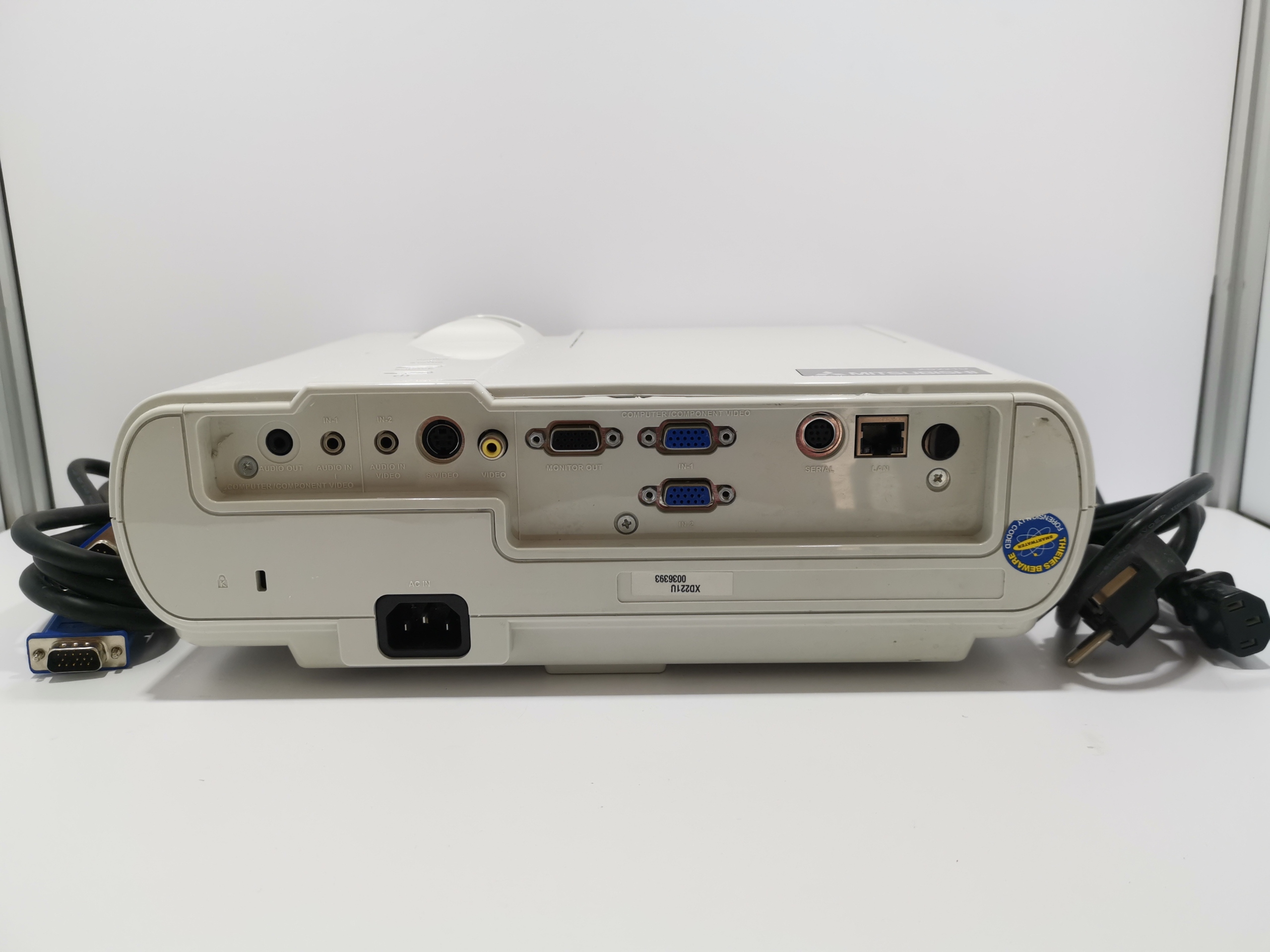 PROJEKTOR RZUTNIK MITSUBISHI XD221U hdmi 2300lm Waga produktu z opakowaniem jednostkowym 2 kg