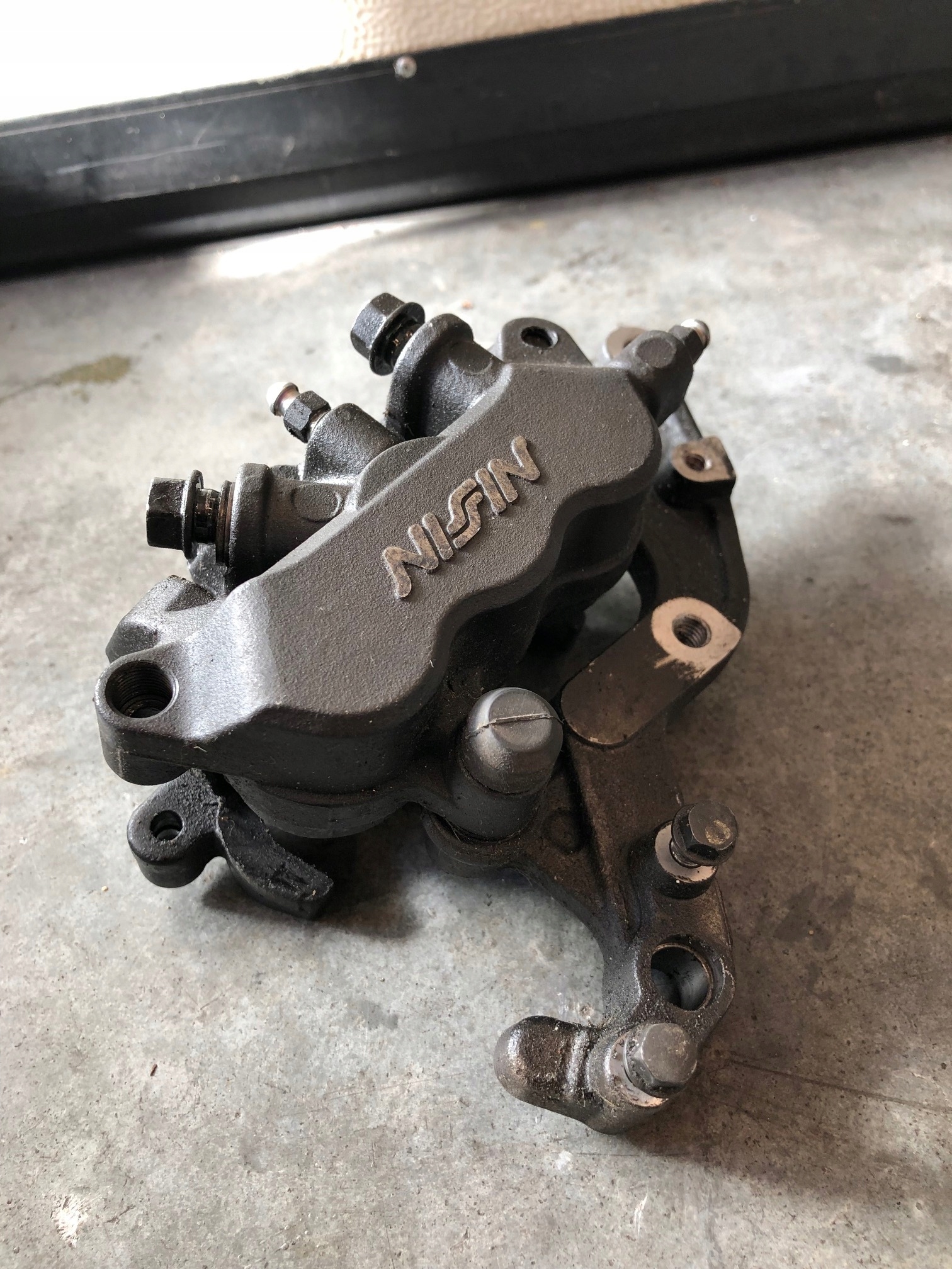 Тормозной суппорт передний-Honda CBF 1000 SC64 2010