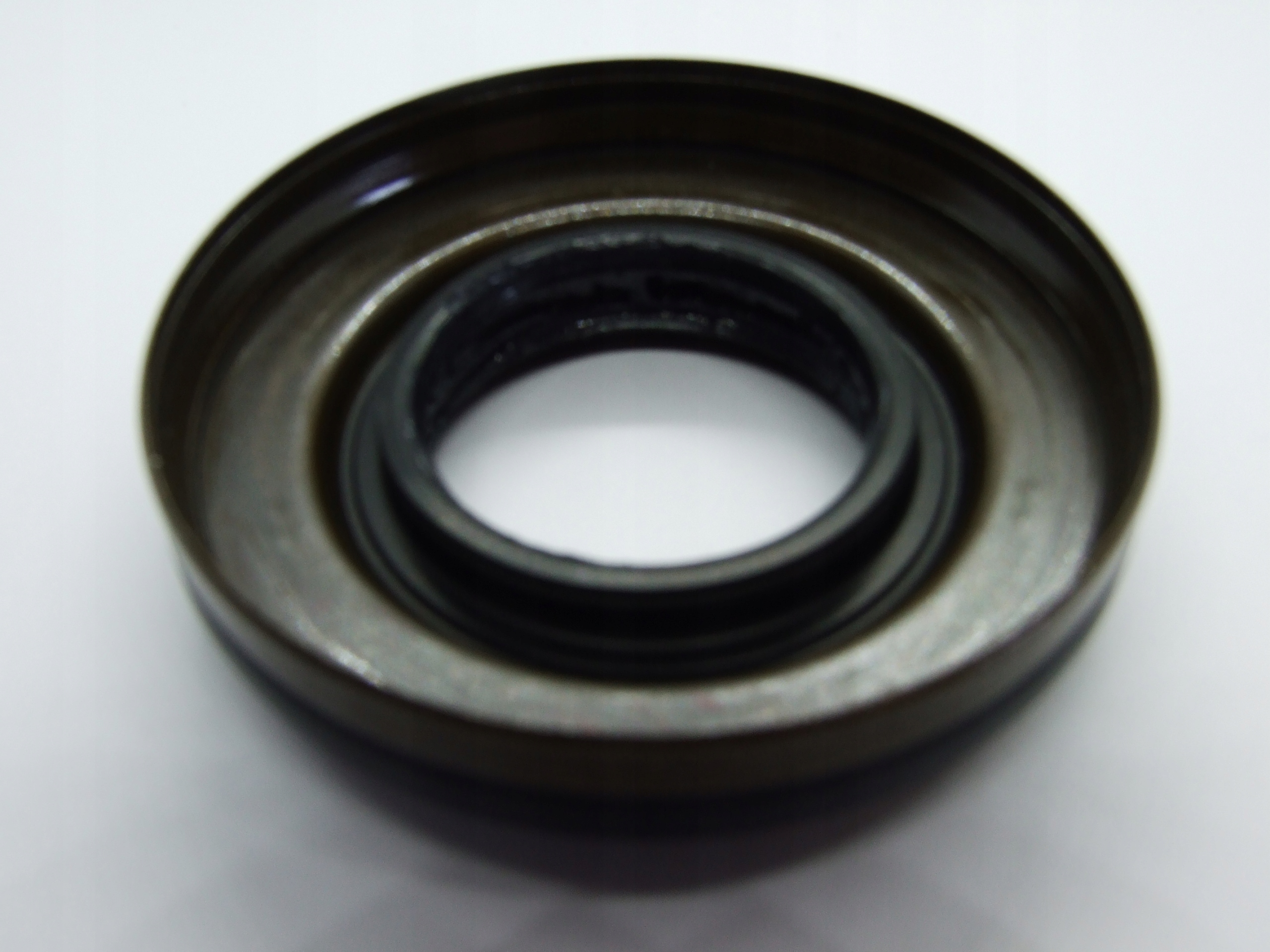 УПЛОТНИТЕЛЬ ПОЛУОСЕЙ FORD 7T4P7H260AC АВТОМАТИЧЕСКИЙ ПЕРЕДНИЙ