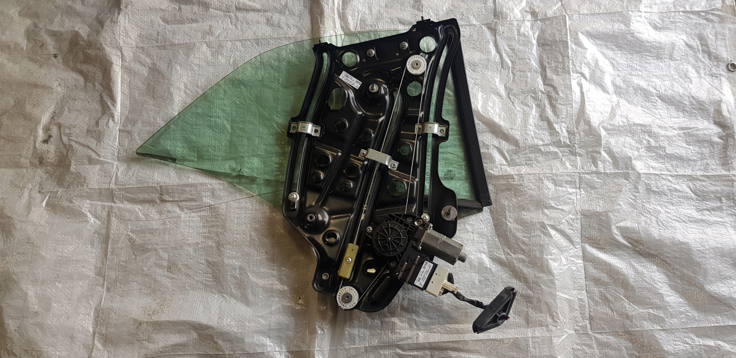 Audi a3p Cabrio стекло боковое лева