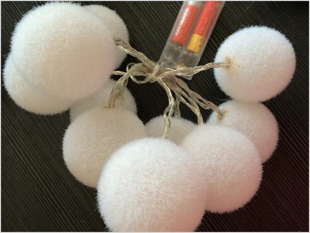 łańcuch LED z białych kul. Bombki na choinkę Motyw inny