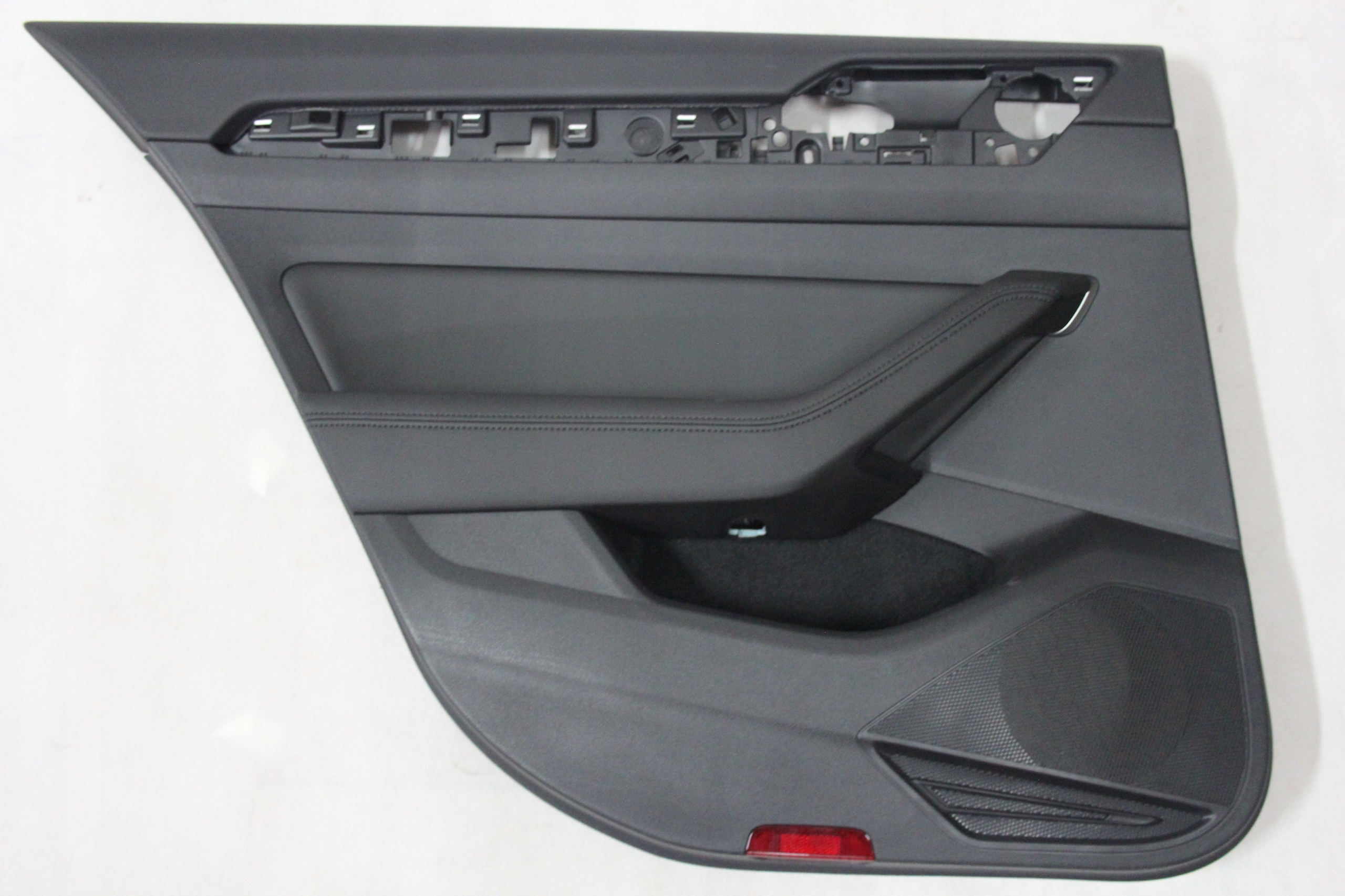 дверные карты зад левый vw PASSAT B8 LIMOUSINE
