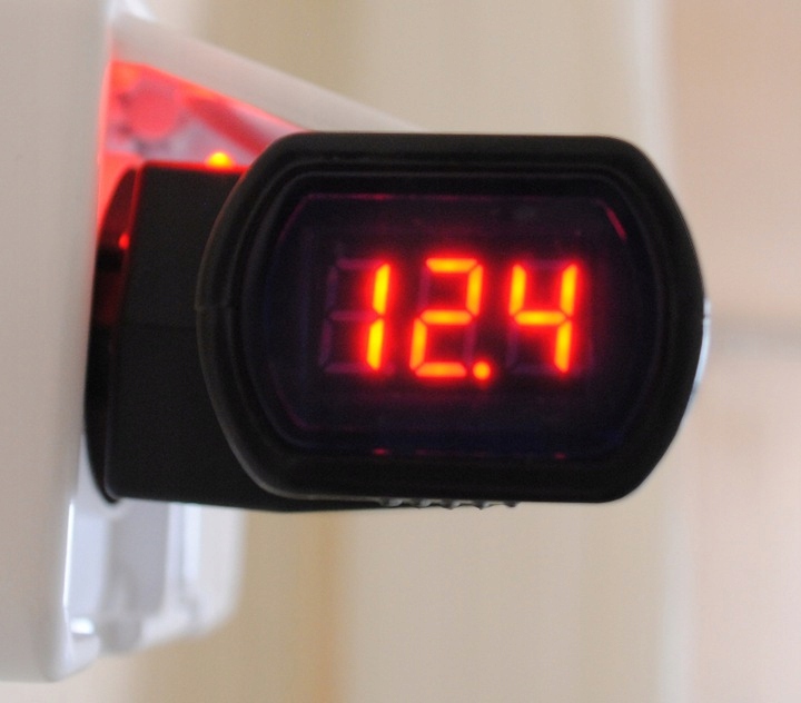 Woltomierz Miernik samochodowy gniazdo zapalniczki 12V 24V Rodzaj cyfrowy