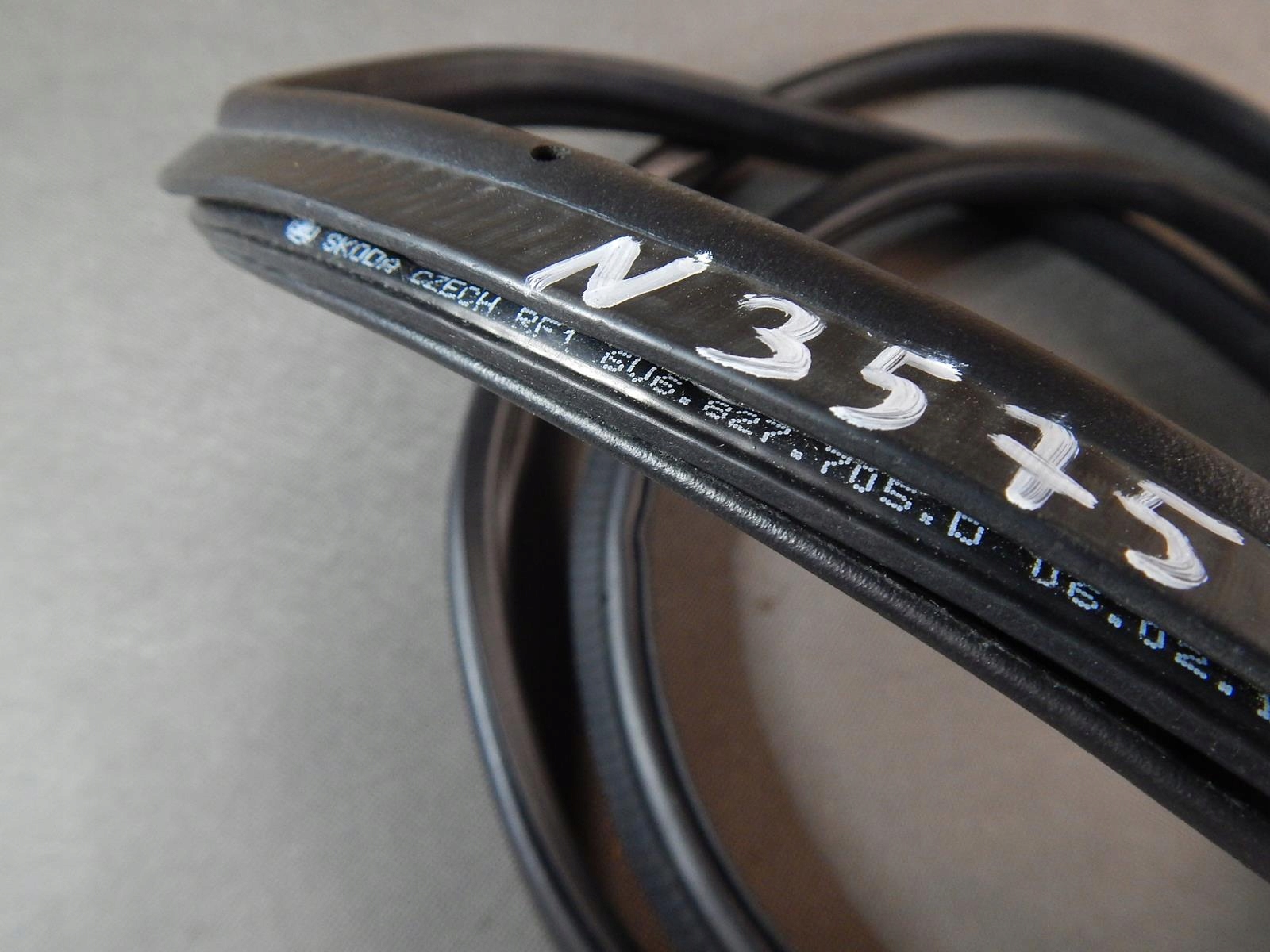 FABIA III USZCZELKA KLAPY BAGAŻNIKA 6V6827705D Numer katalogowy części 6V6827705D