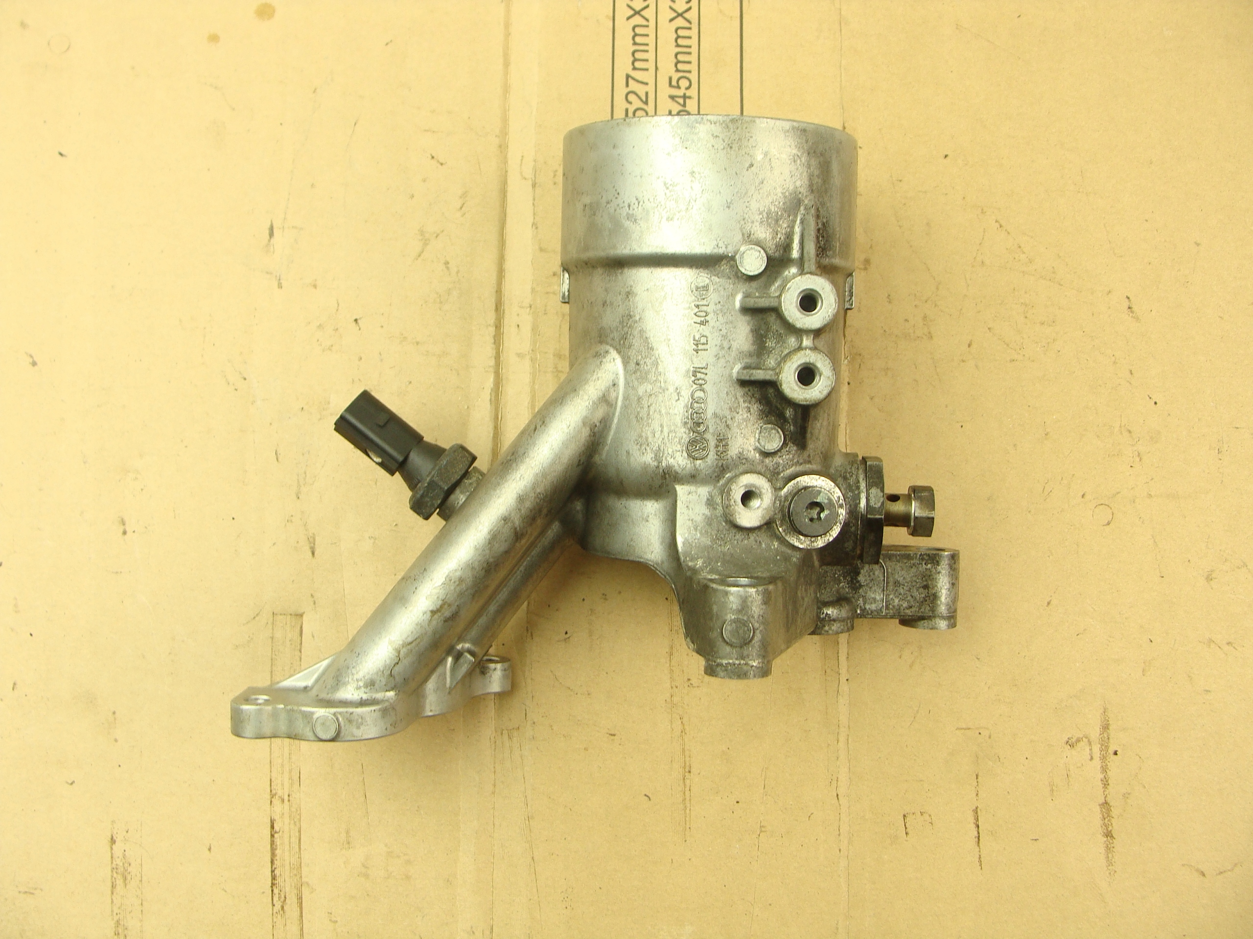 Корпус масляного фильтра AUDI RS6 C6 BUH 07L115401E