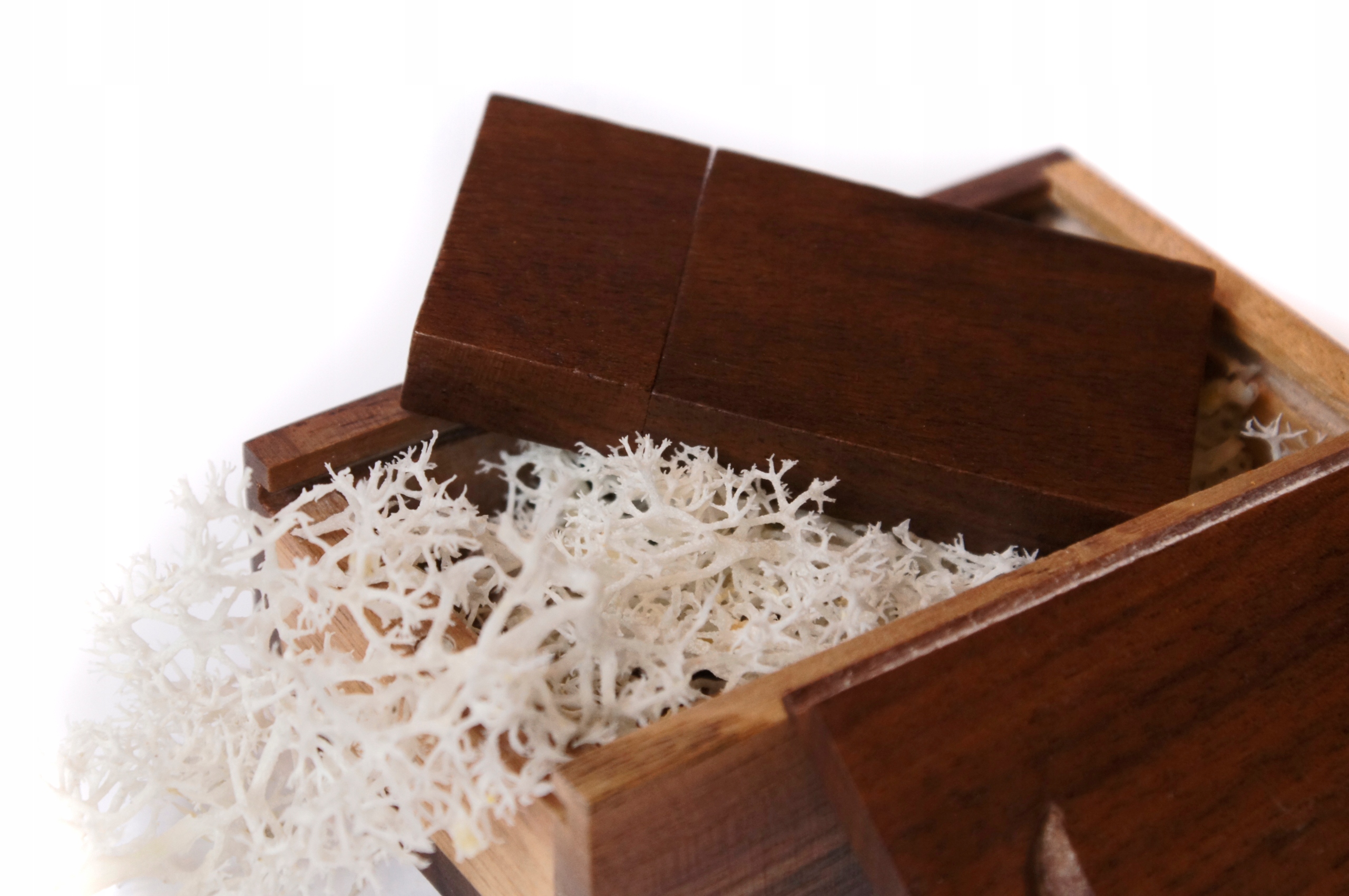 Pendrive drewniane 8 GB + pudełko + Mech Model DS-0403