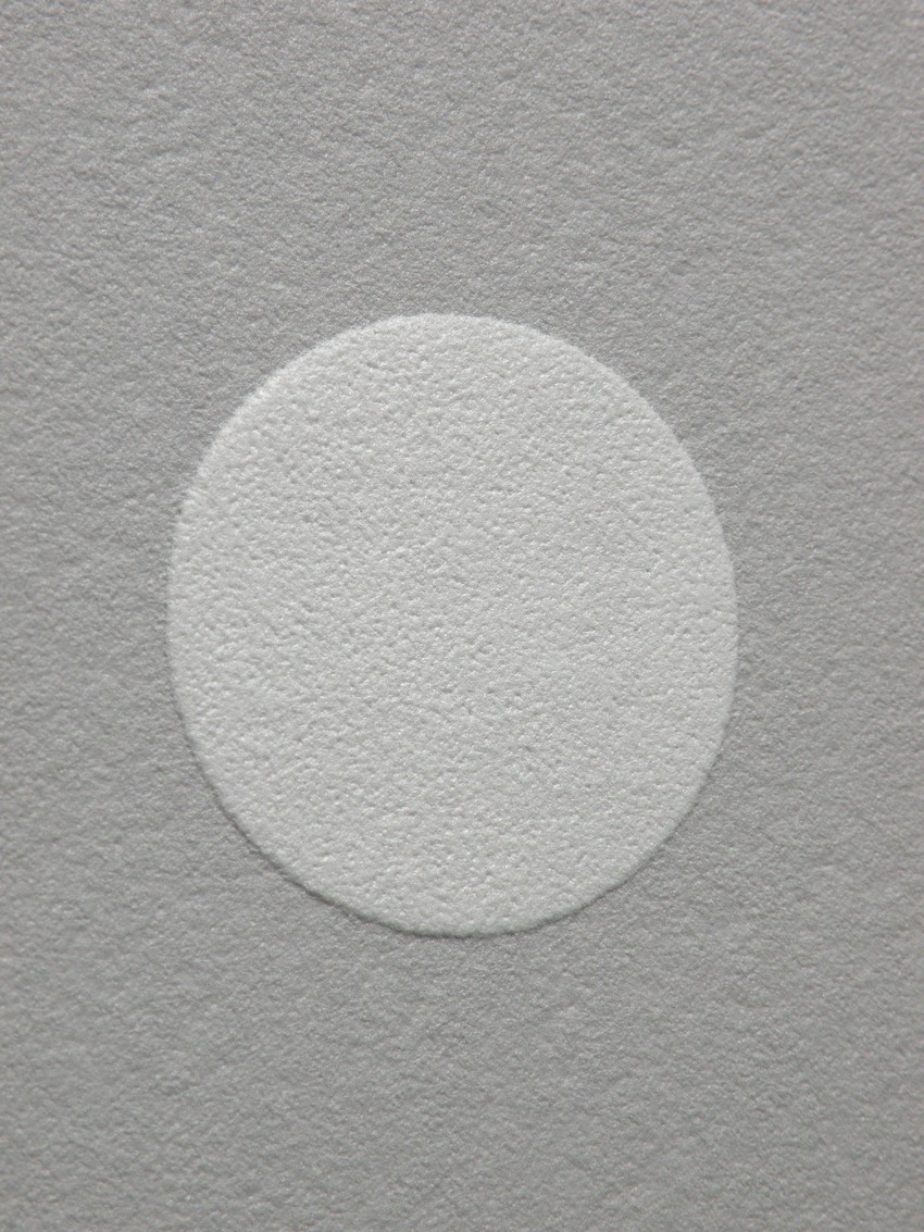 TAPETY TAPETA SZARE TŁO W BIAŁE GROCHY KROPKI EAN (GTIN) 4000278354030