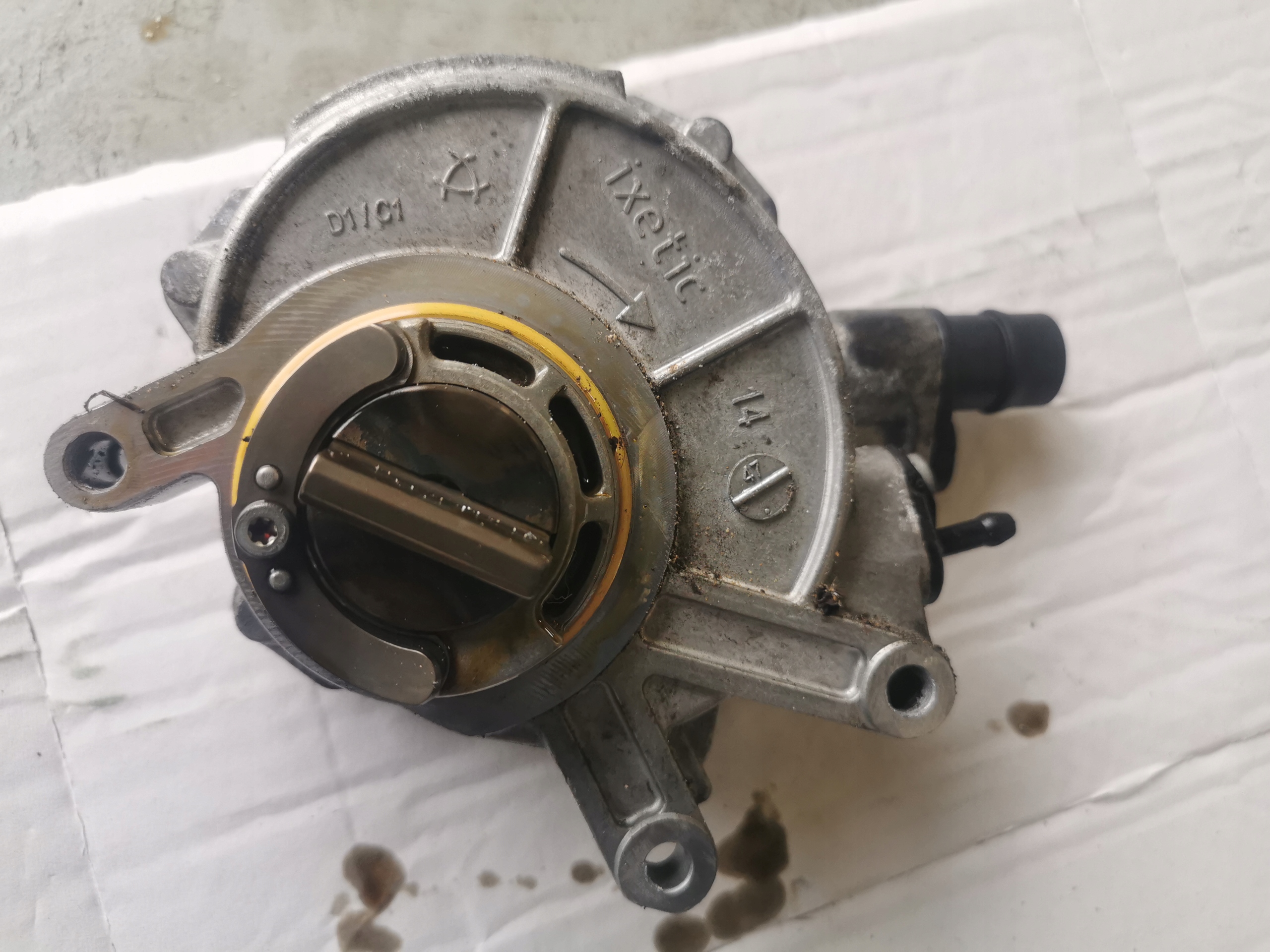 Насос VACUM 8605976-01 BMW F07 F01 F02 4.4 B