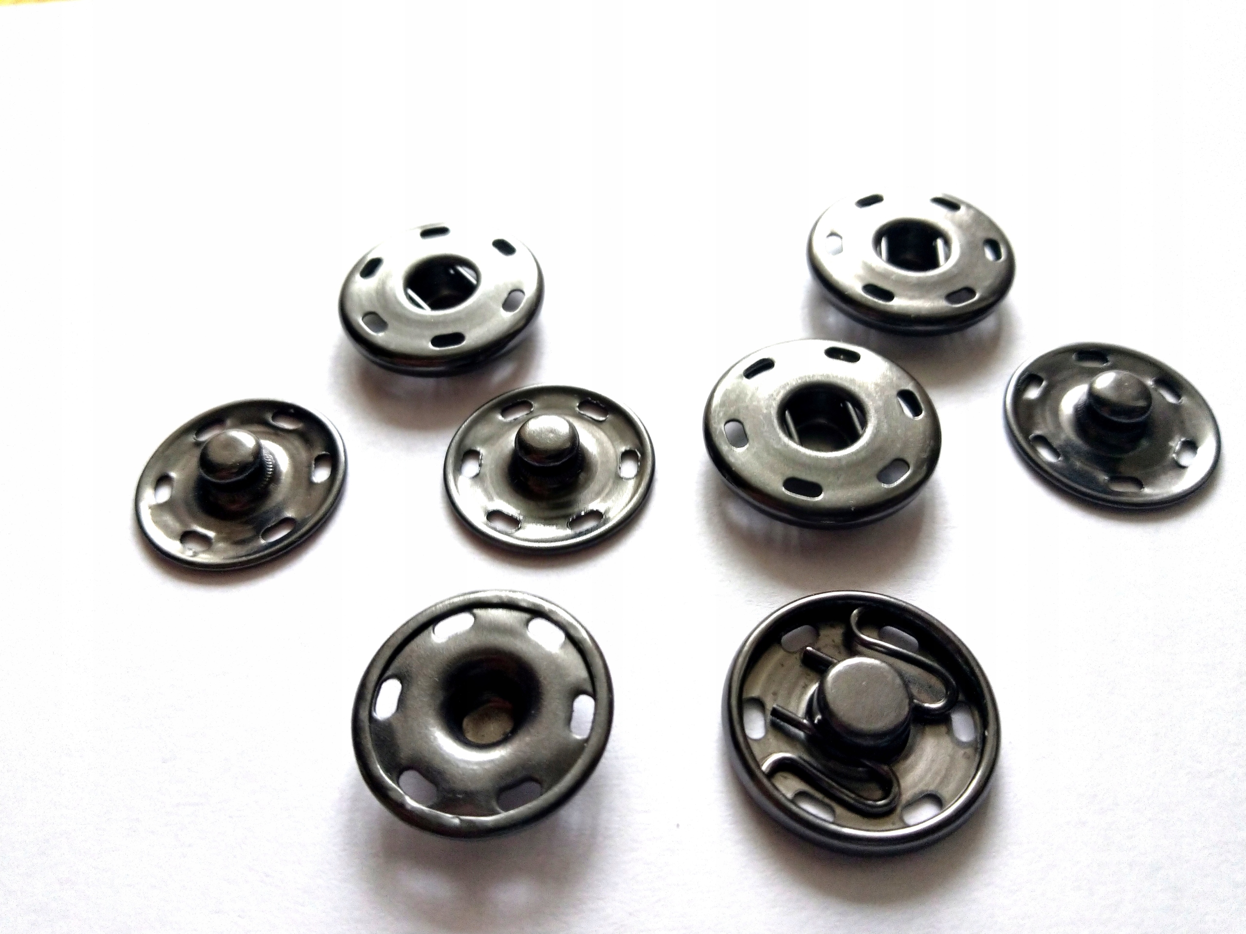 Guzik Metalowy-ciemny Nikiel-zatrzask- Nap 18 mm
