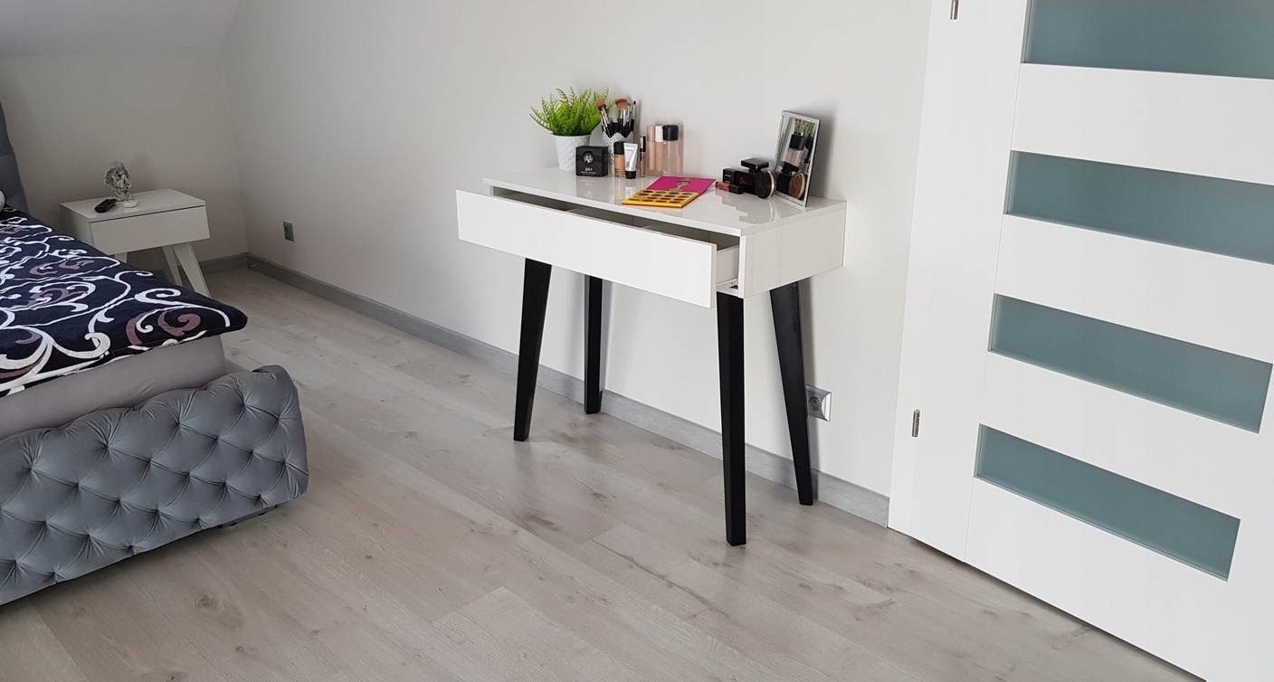 TOALETKA BIAŁA SKANDYNAWSKI STYL DREWNIANE NÓŻKI Wykończenie połysk