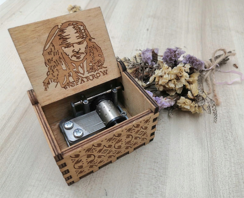 DREWNIANA POZYTYWKA NA KORBKĘ PIRACI Z KARAIBÓW Marka bez marki