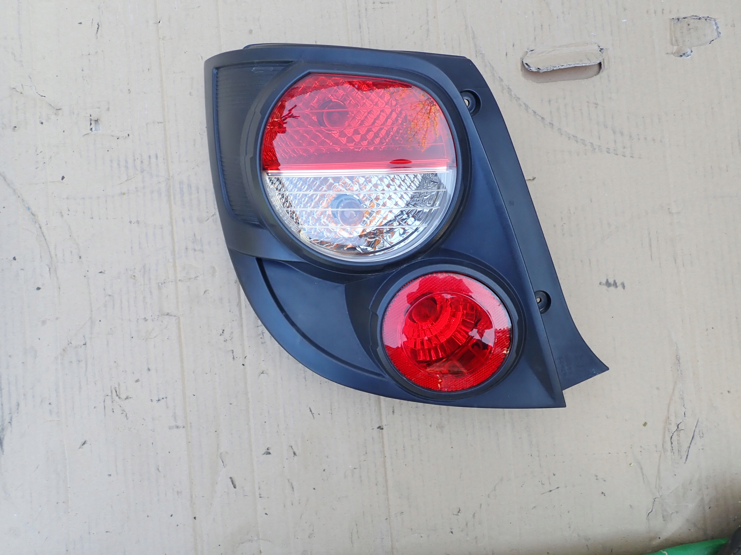 Chevrolet Aveo T300 11- фонарь левый
