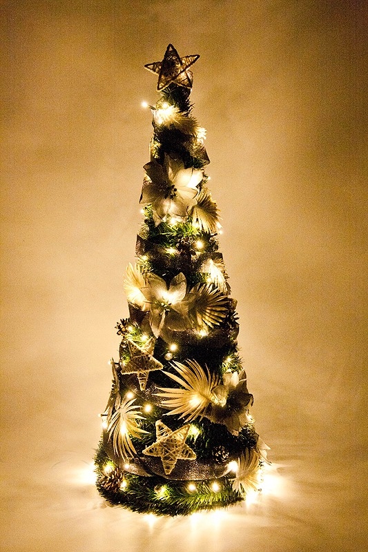 STOŻEK DEKOROWANY OZDOBA ŚWIĘTECZNA CHOINKA SZTUCZNA STROJONA 100cm + LED Szerokość maksymalna 35 cm