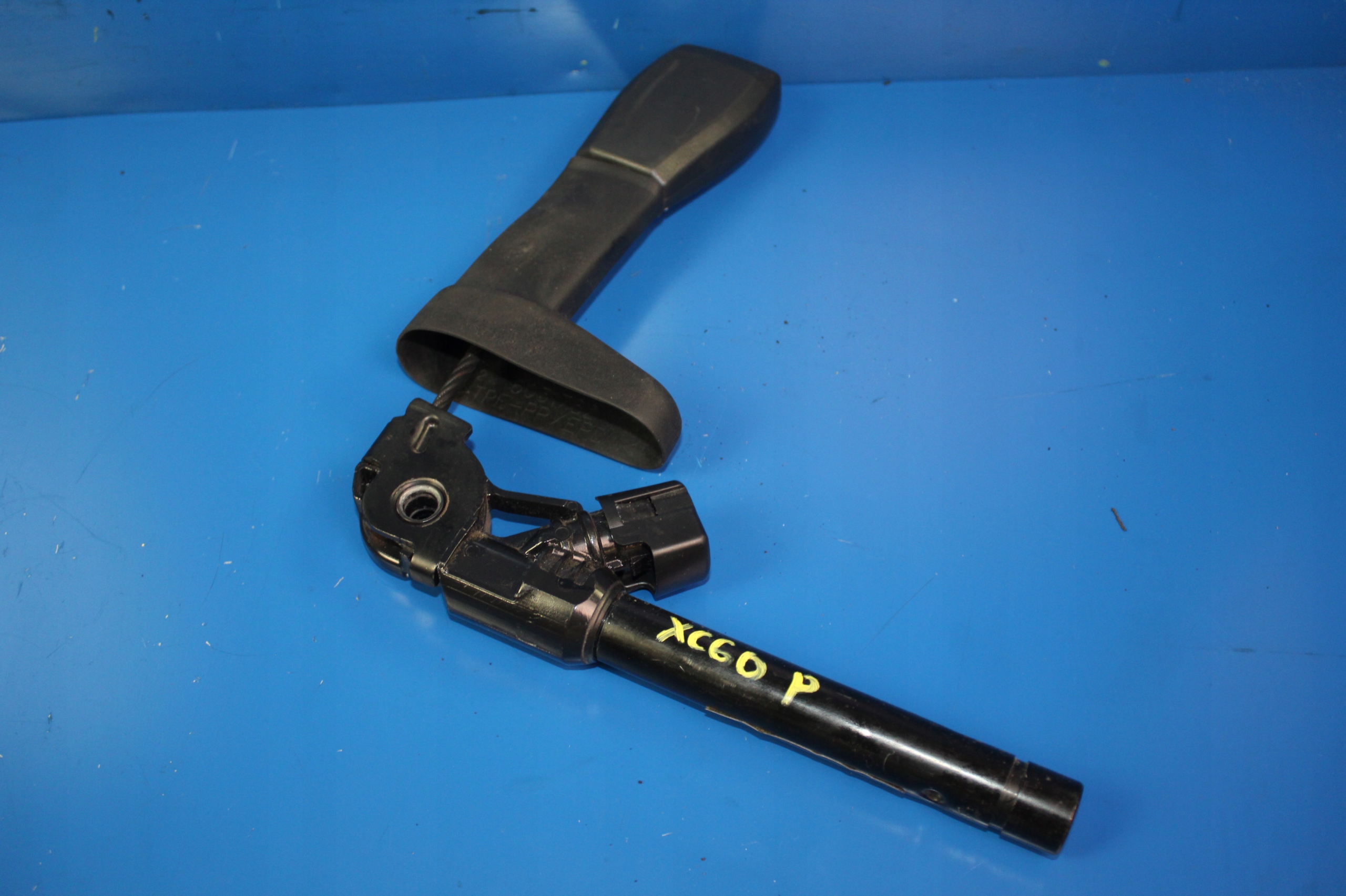 VOLVO XC60 NAPINACZ DOPINACZ PASA PRAWY PRZÓD