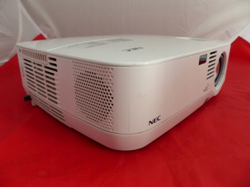 PROJEKTOR RZUTNIK NEC NP300 FULL HD 2200 ANSI Żywotność lampy w trybie normalnym 3000 h